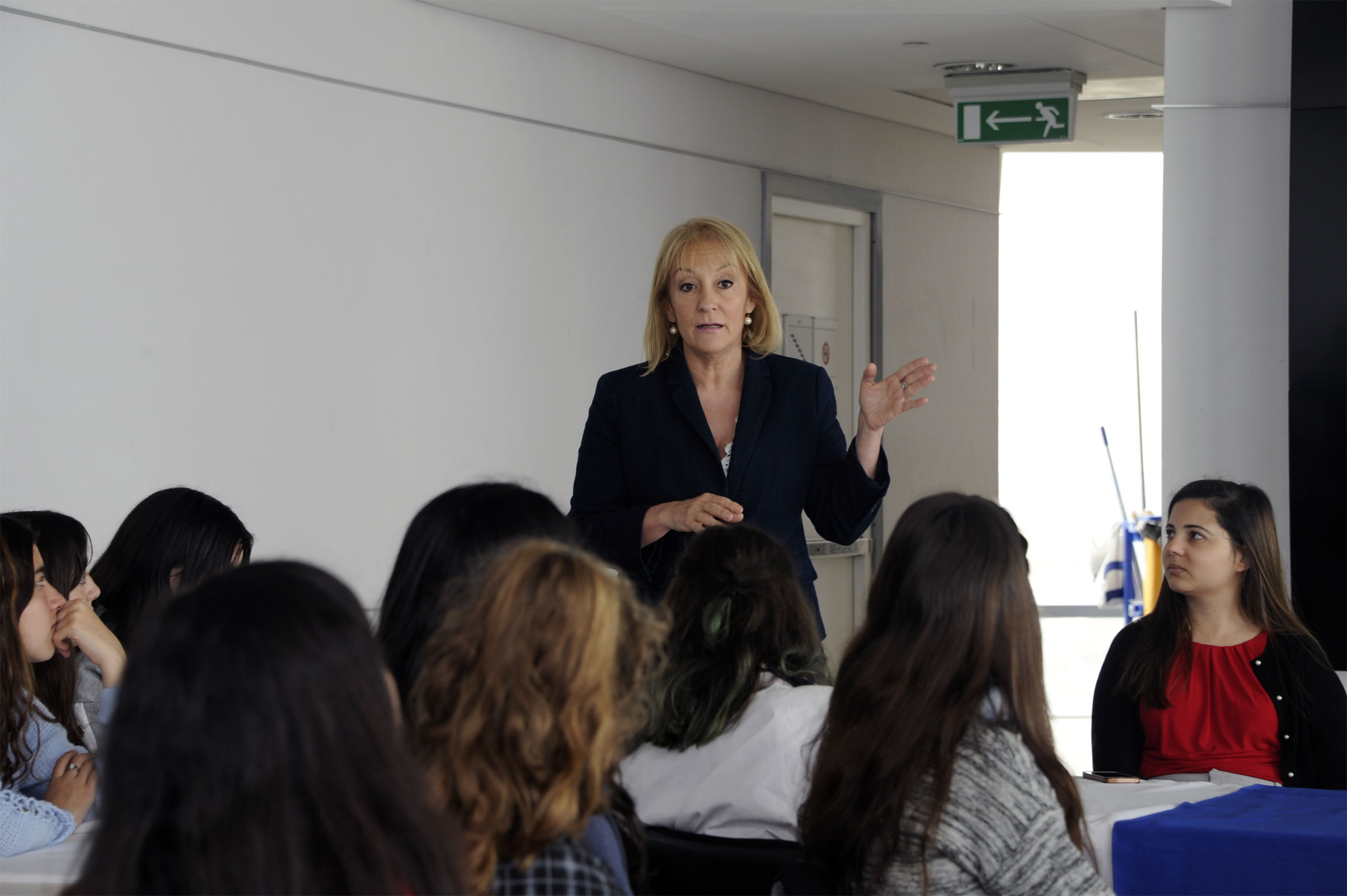 Ministra Carolina Cosse, junto a adolescentes