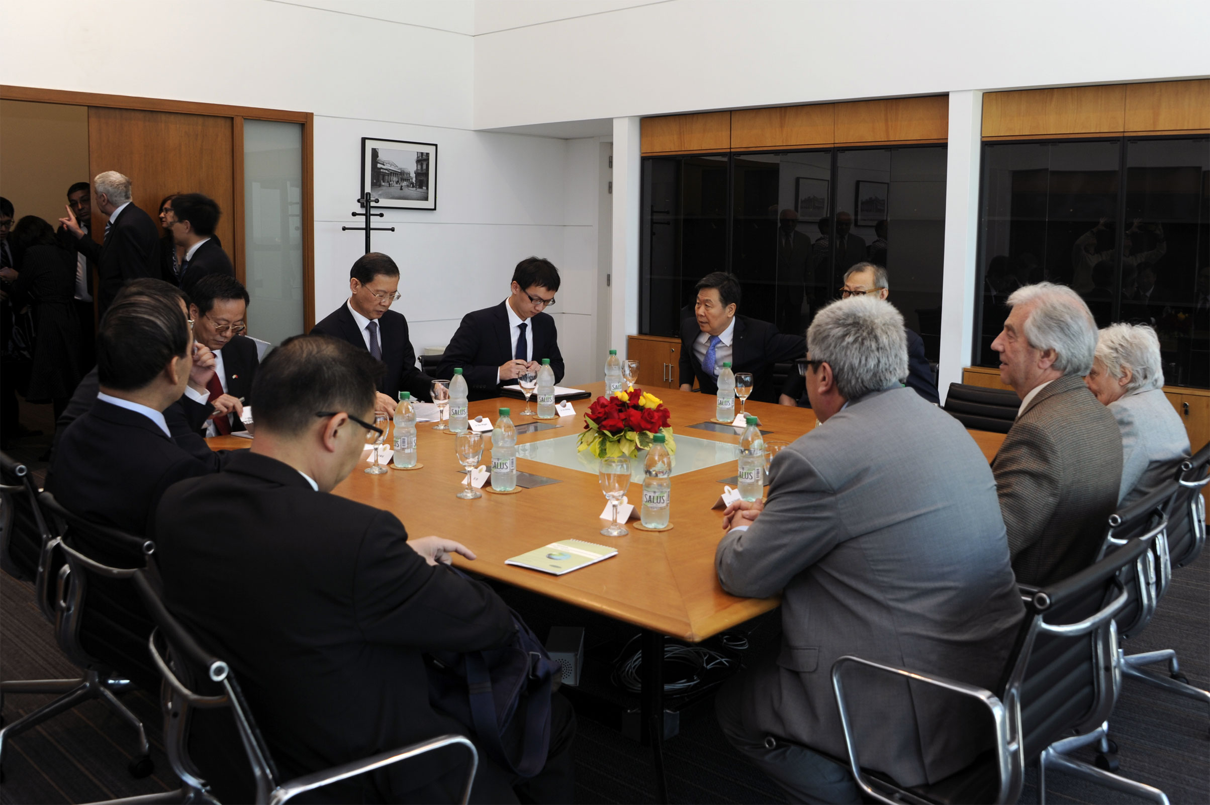 Presidente Tabaré Vázquez y vicepresidenta Lucía Topolansky recibieron en Torre Ejecutiva a delegación de parlamentarios de China