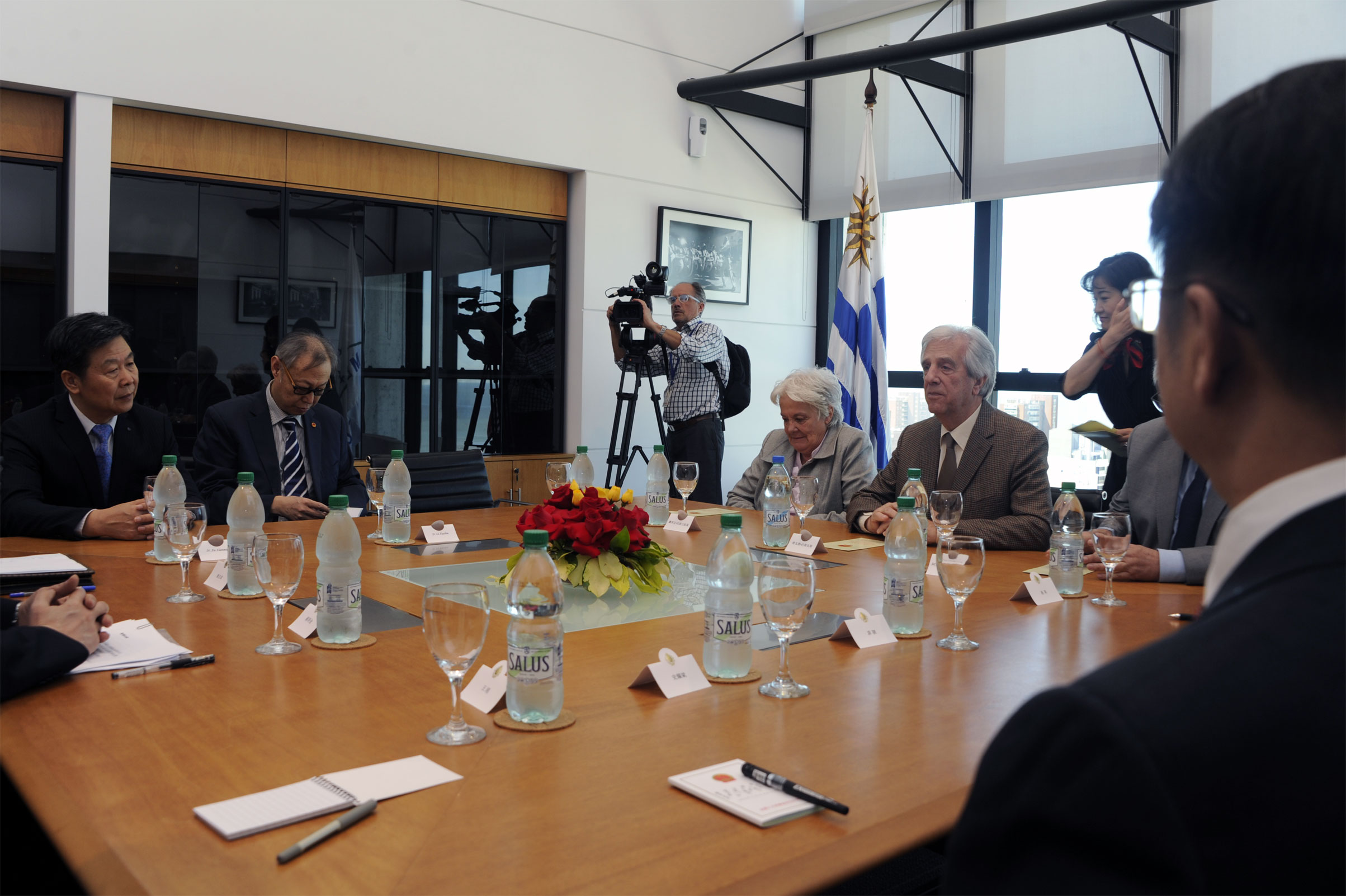 Presidente Tabaré Vázquez y vicepresidenta Lucía Topolansky recibieron en Torre Ejecutiva a delegación de parlamentarios de China