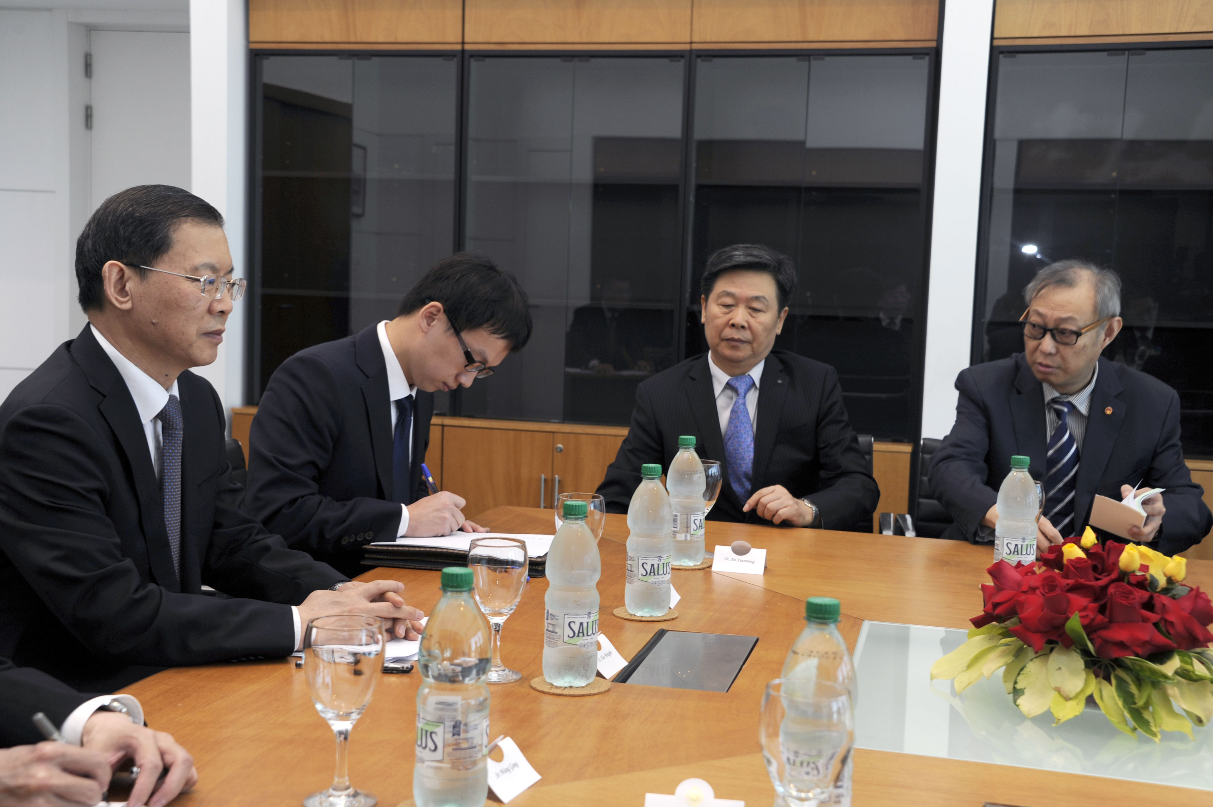 Presidente Tabaré Vázquez y vicepresidenta Lucía Topolansky recibieron en Torre Ejecutiva a delegación de parlamentarios de China