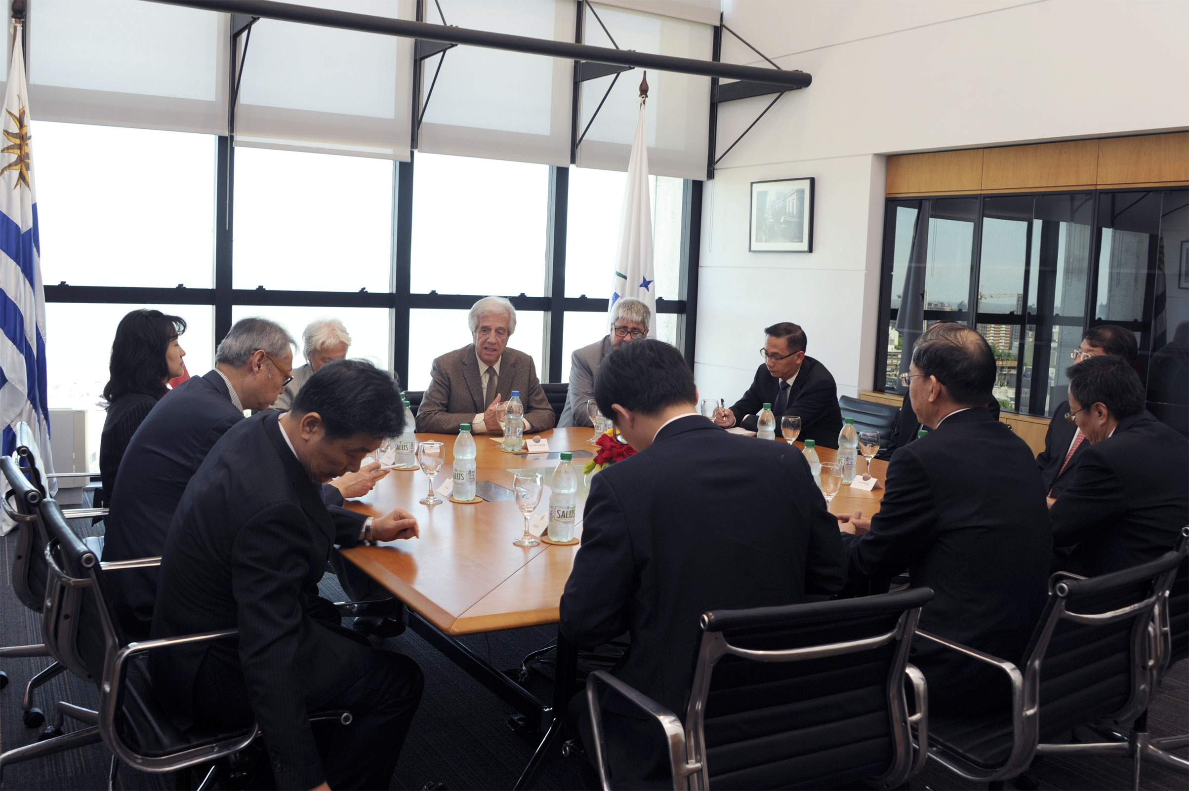 Presidente Tabaré Vázquez y vicepresidenta Lucía Topolansky recibieron en Torre Ejecutiva a delegación de parlamentarios de China