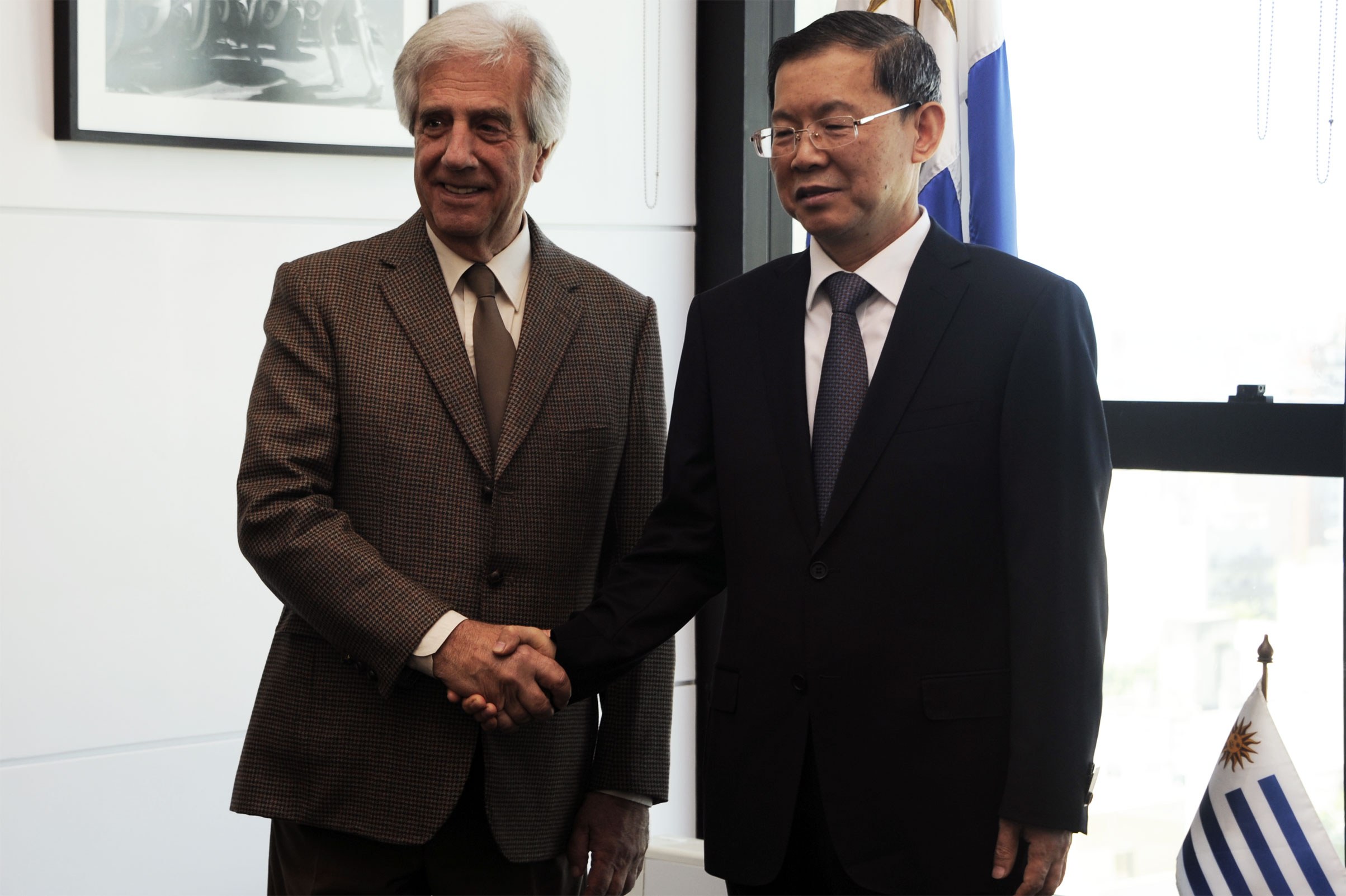 Presidente Tabaré Vázquez y vicepresidenta Lucía Topolansky recibieron en Torre Ejecutiva a delegación de parlamentarios de China