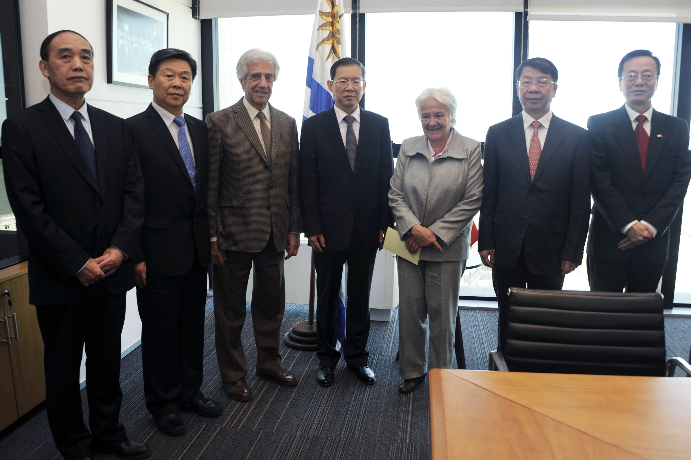 Presidente Tabaré Vázquez y vicepresidenta Lucía Topolansky recibieron en Torre Ejecutiva a delegación de parlamentarios de China