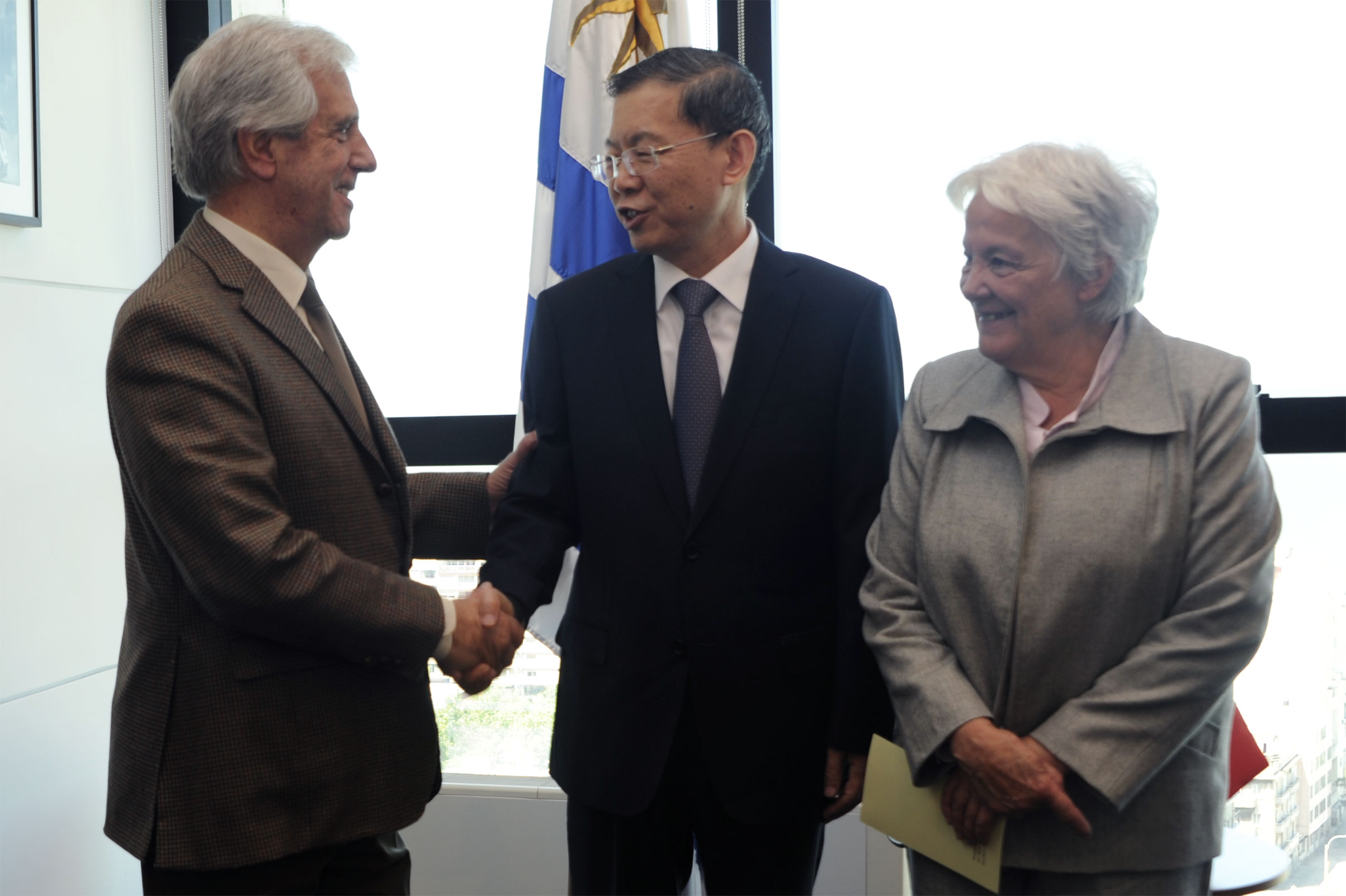 Presidente Tabaré Vázquez y vicepresidenta Lucía Topolansky recibieron en Torre Ejecutiva a delegación de parlamentarios de China
