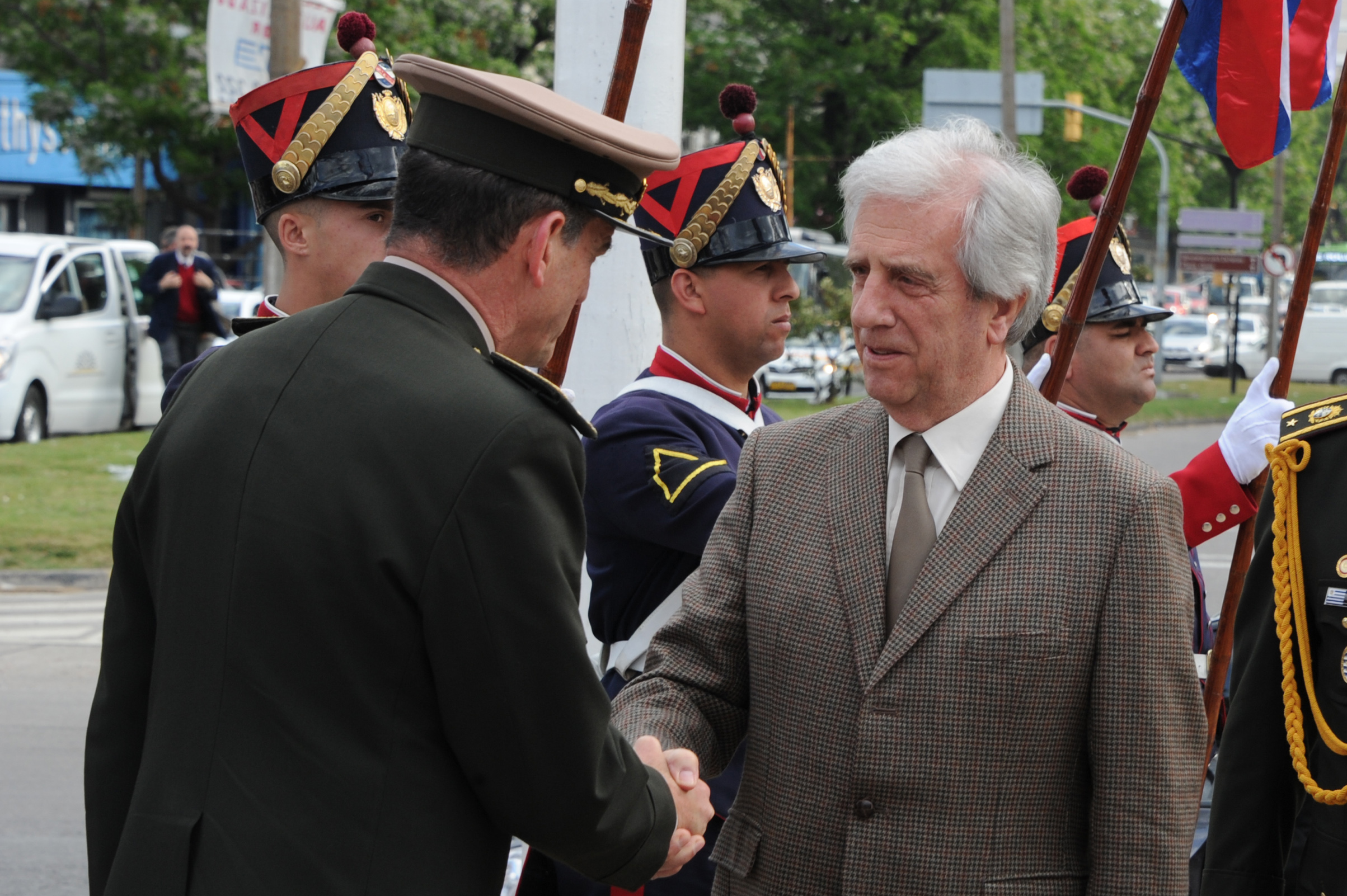 Llegada del presidente Tabaré Vázquez y saludo a autoridades militares