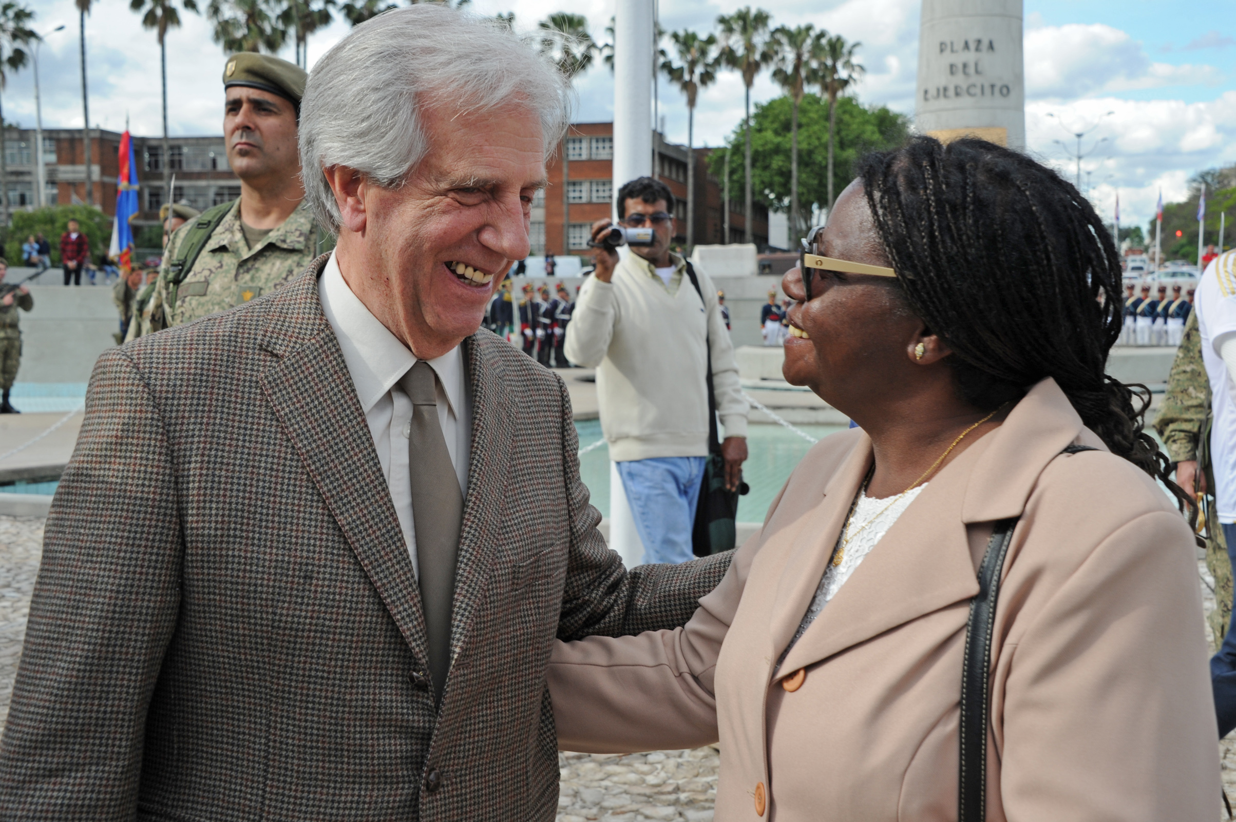 Presidente Tabaré Vázquez saluda a integrantes de la colectividad afrodecendiente