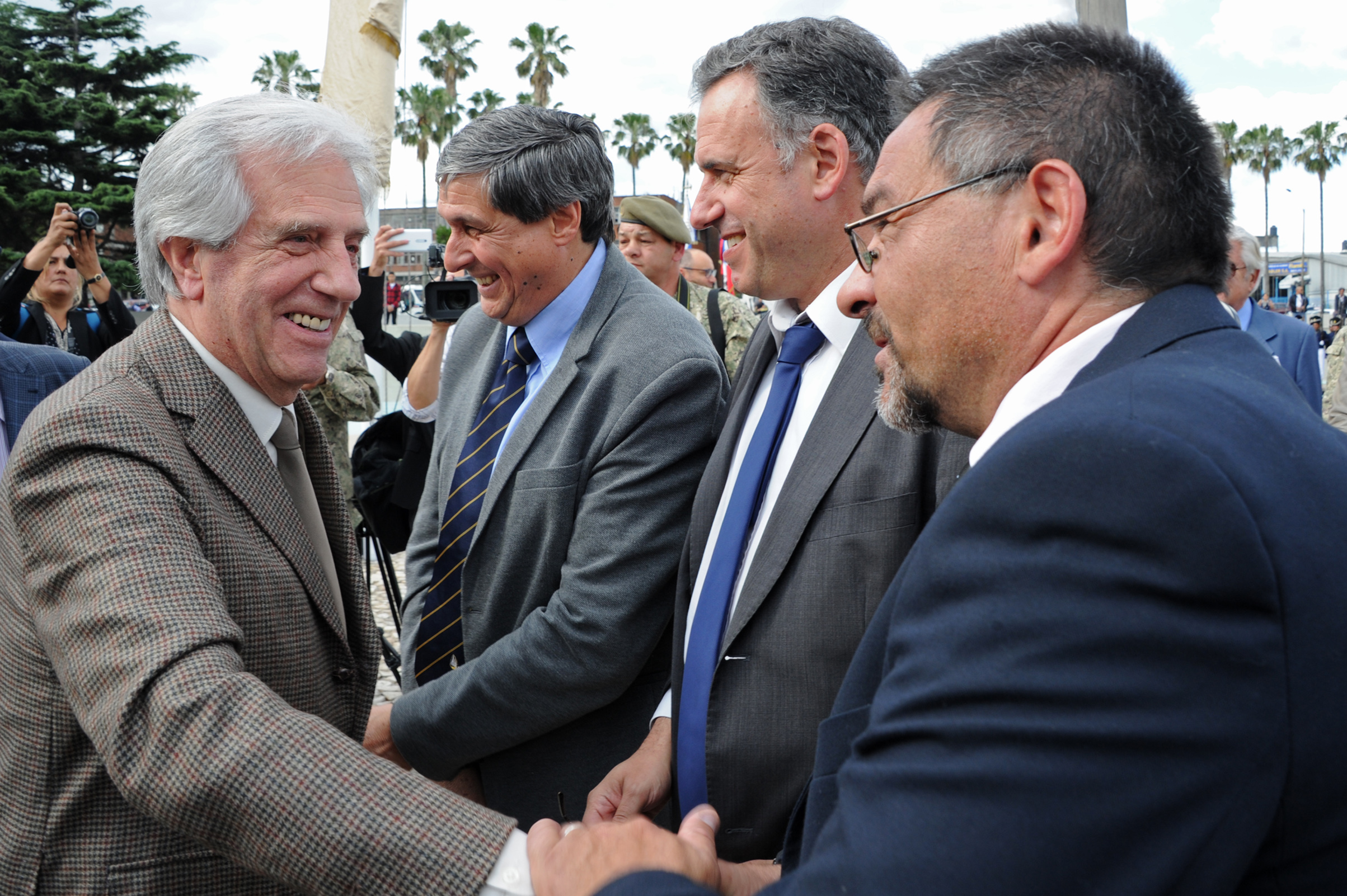 Presidente Tabaré Vázquez saluda a autoridades presentes