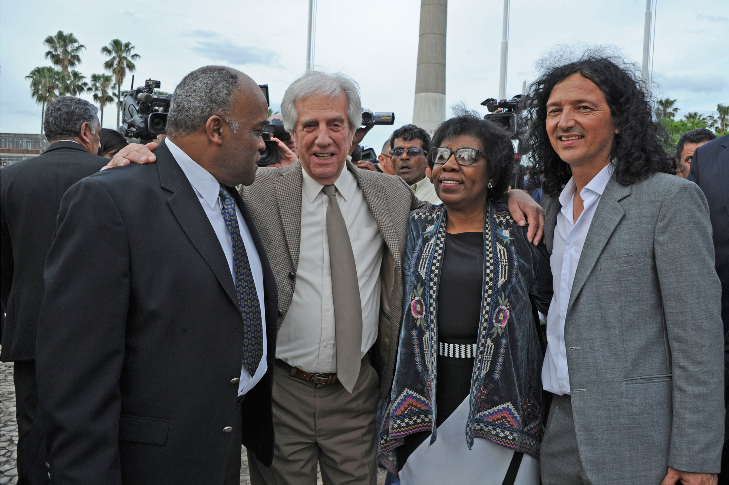Presidente Tabaré Vázquez junto a integrantes de la colectividad afrodecendiente