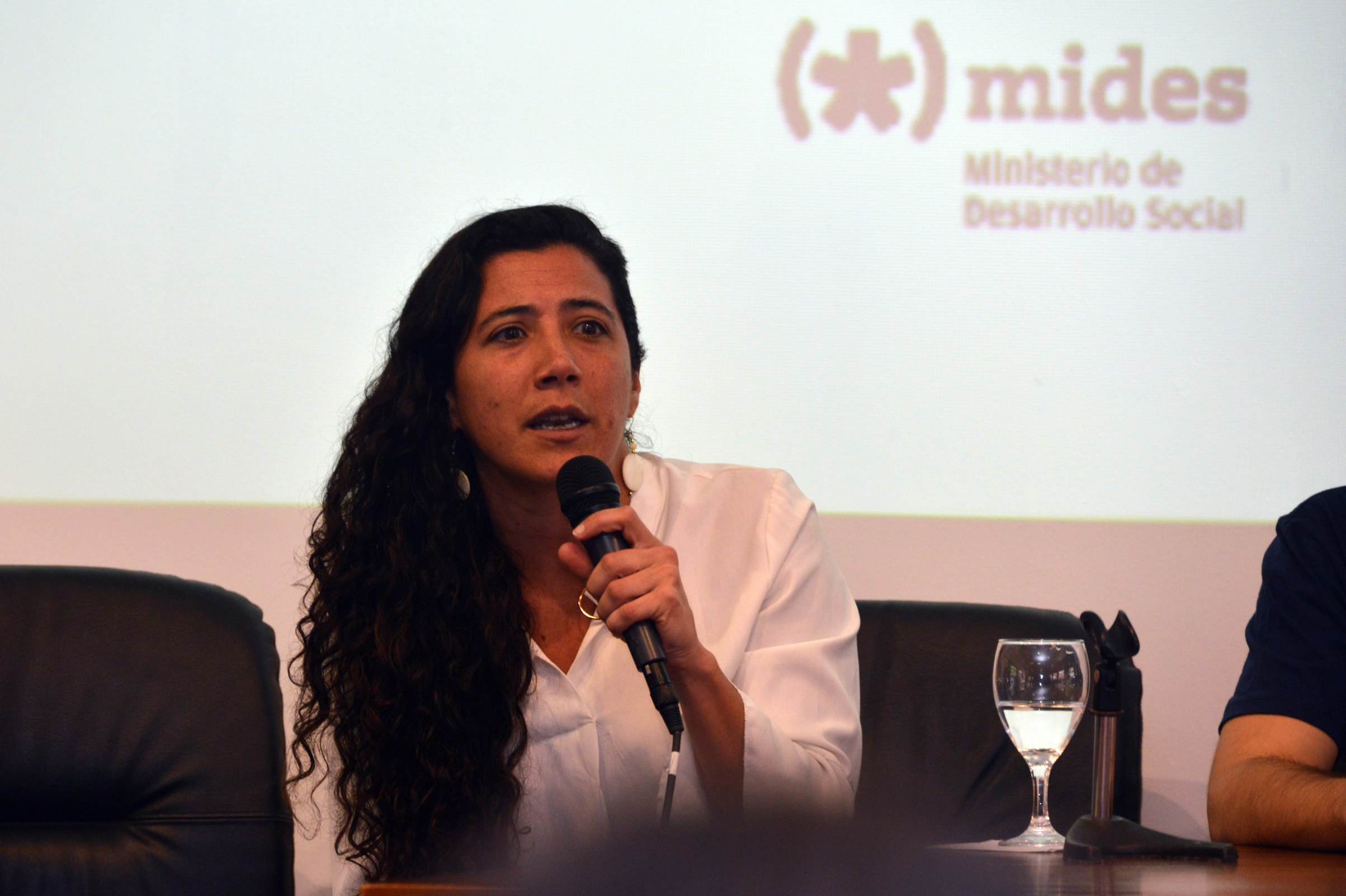 Victoria González, haciendo uso de la palabra