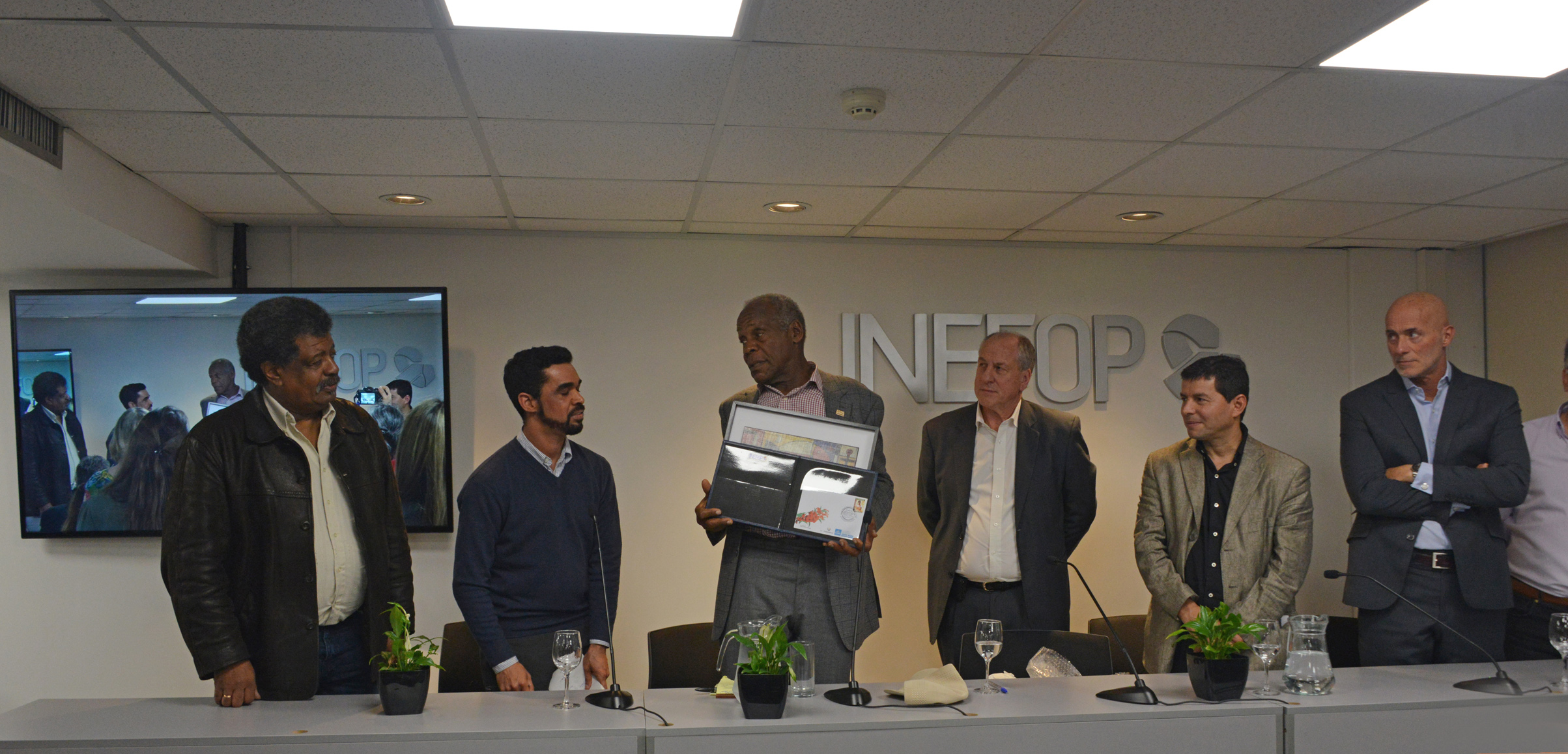El actor estadounidense y activista por los derechos humanos Danny Glover en firma de convenio
