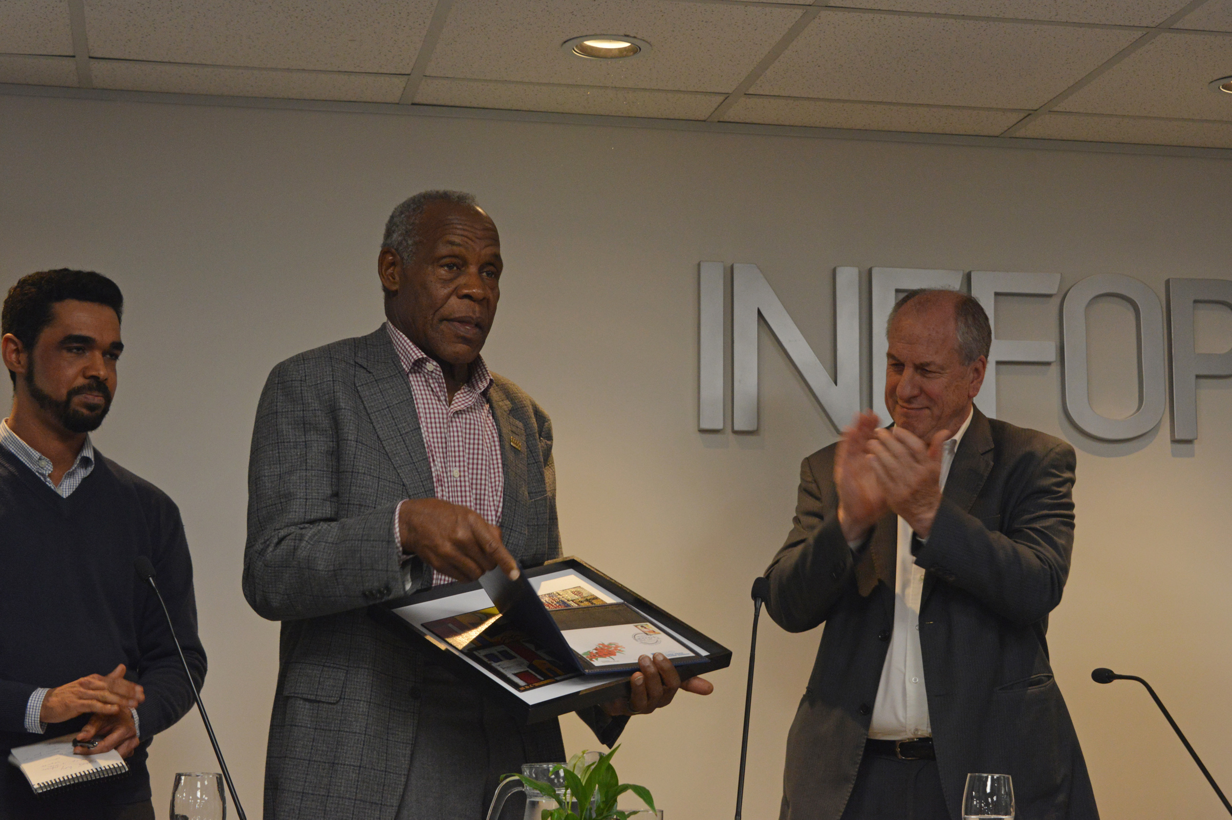 El actor estadounidense y activista por los derechos humanos Danny Glover en firma de convenio