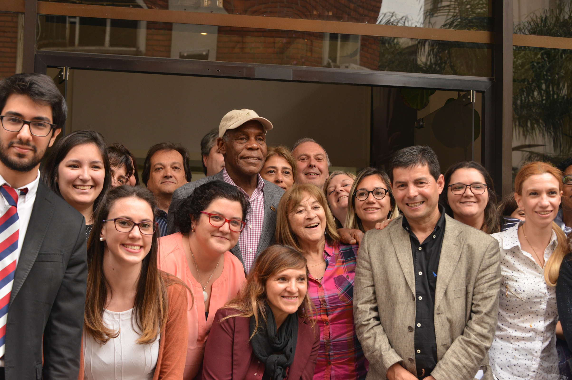 El actor estadounidense y activista por los derechos humanos Danny Glover junto a autoridades e integrantes de Inefop