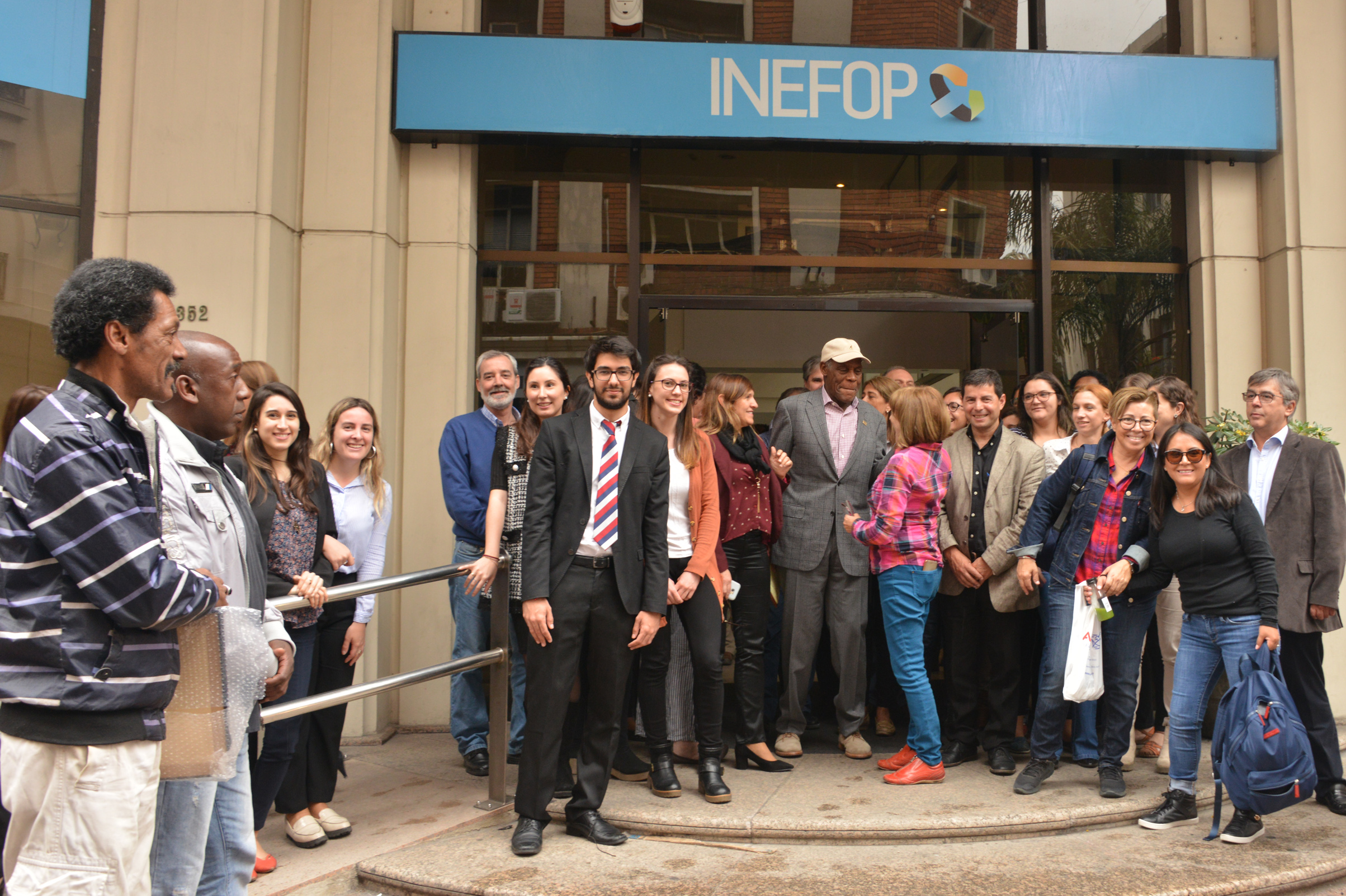 El actor estadounidense y activista por los derechos humanos Danny Glover junto a autoridades e integrantes de Inefop