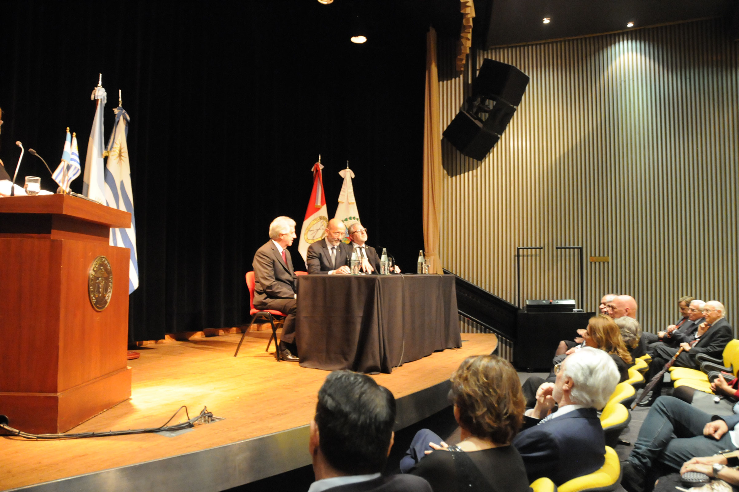 Presidente Tabaré Vázquez recibió título doctor “honoris causa”