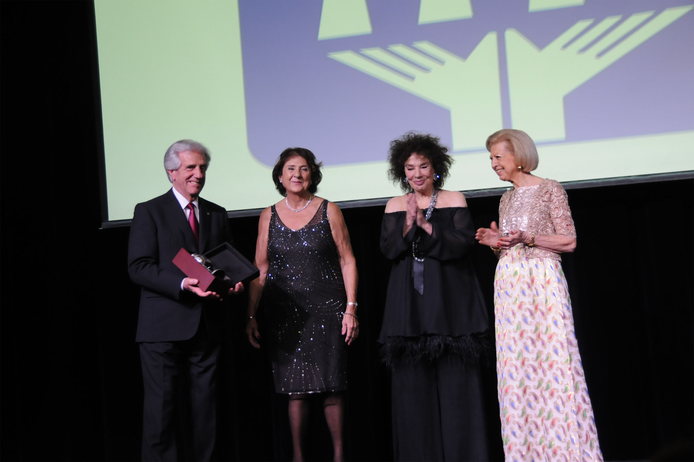Presidente Tabaré Vázquez recibió distinción de la Fundación Ciencias Médicas de Rosario
