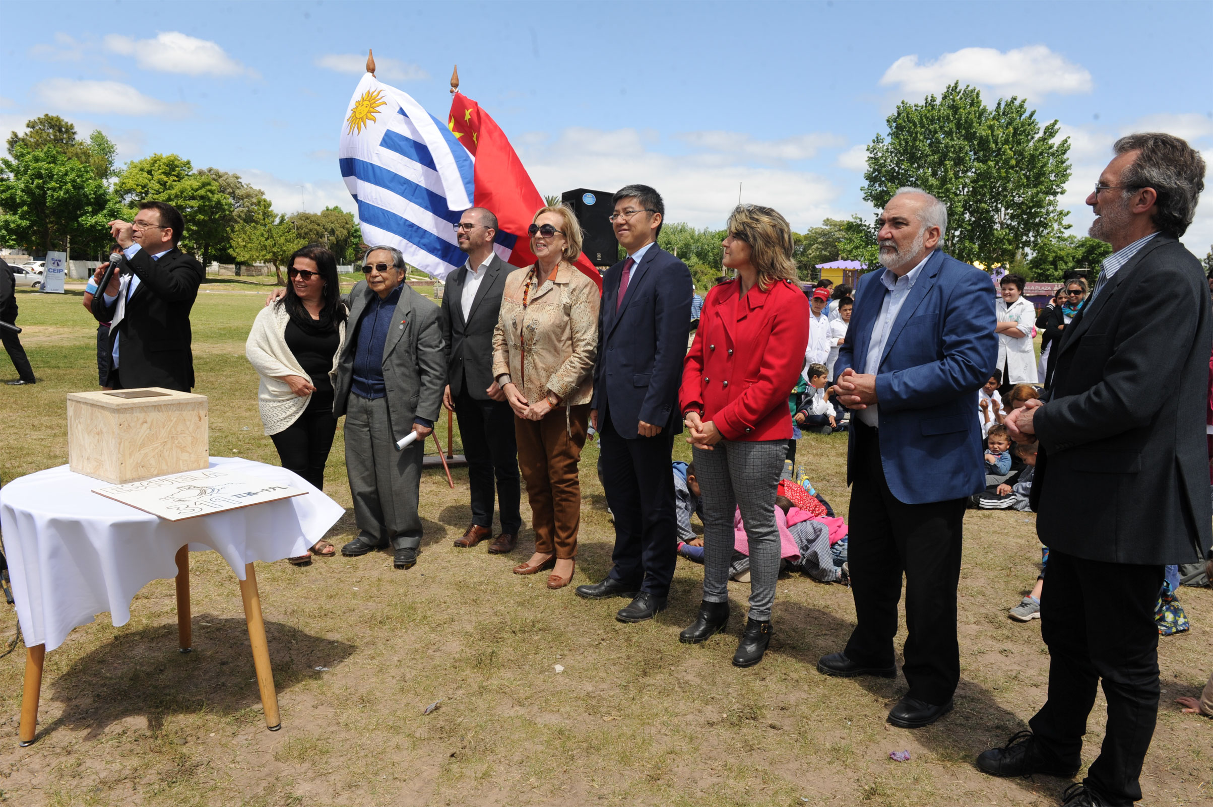 Acto de colocación de piedra fundamental de inicio de obras de nuevo local de escuela de tiempo completo en Casavalle