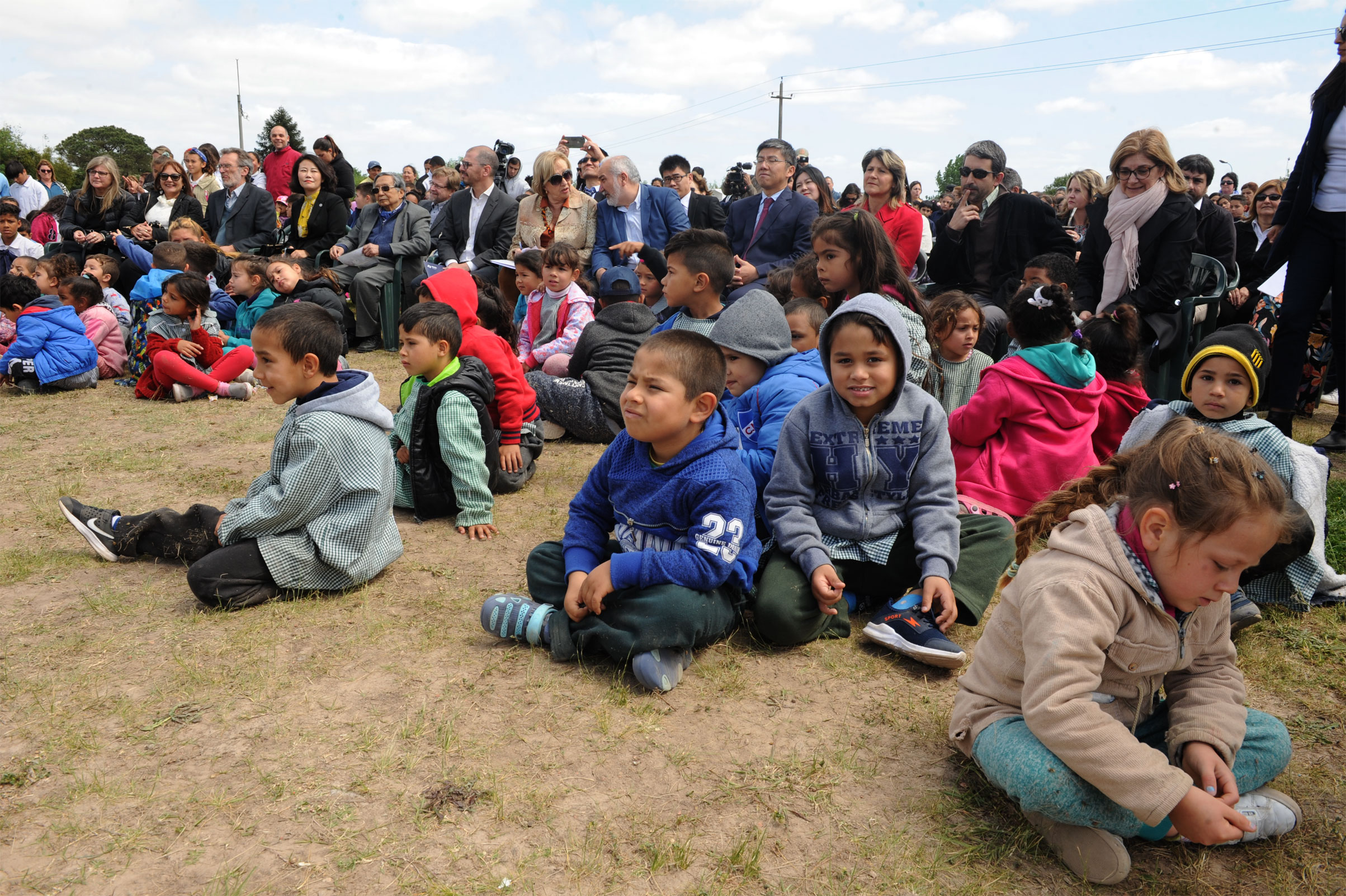 Acto de colocación de piedra fundamental de inicio de obras de nuevo local de escuela de tiempo completo en Casavalle
