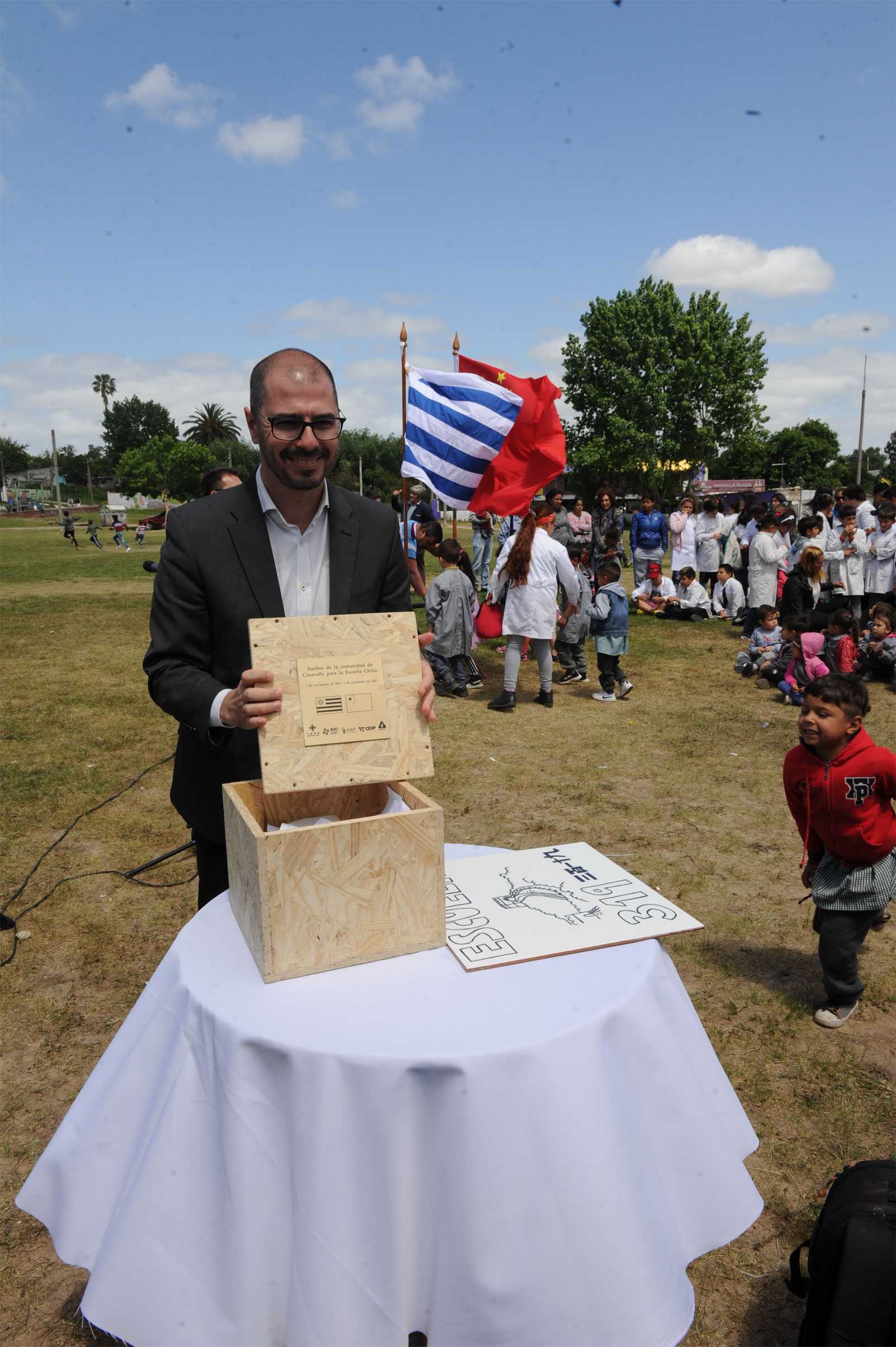 Acto de colocación de piedra fundamental de inicio de obras de nuevo local de escuela de tiempo completo en Casavalle
