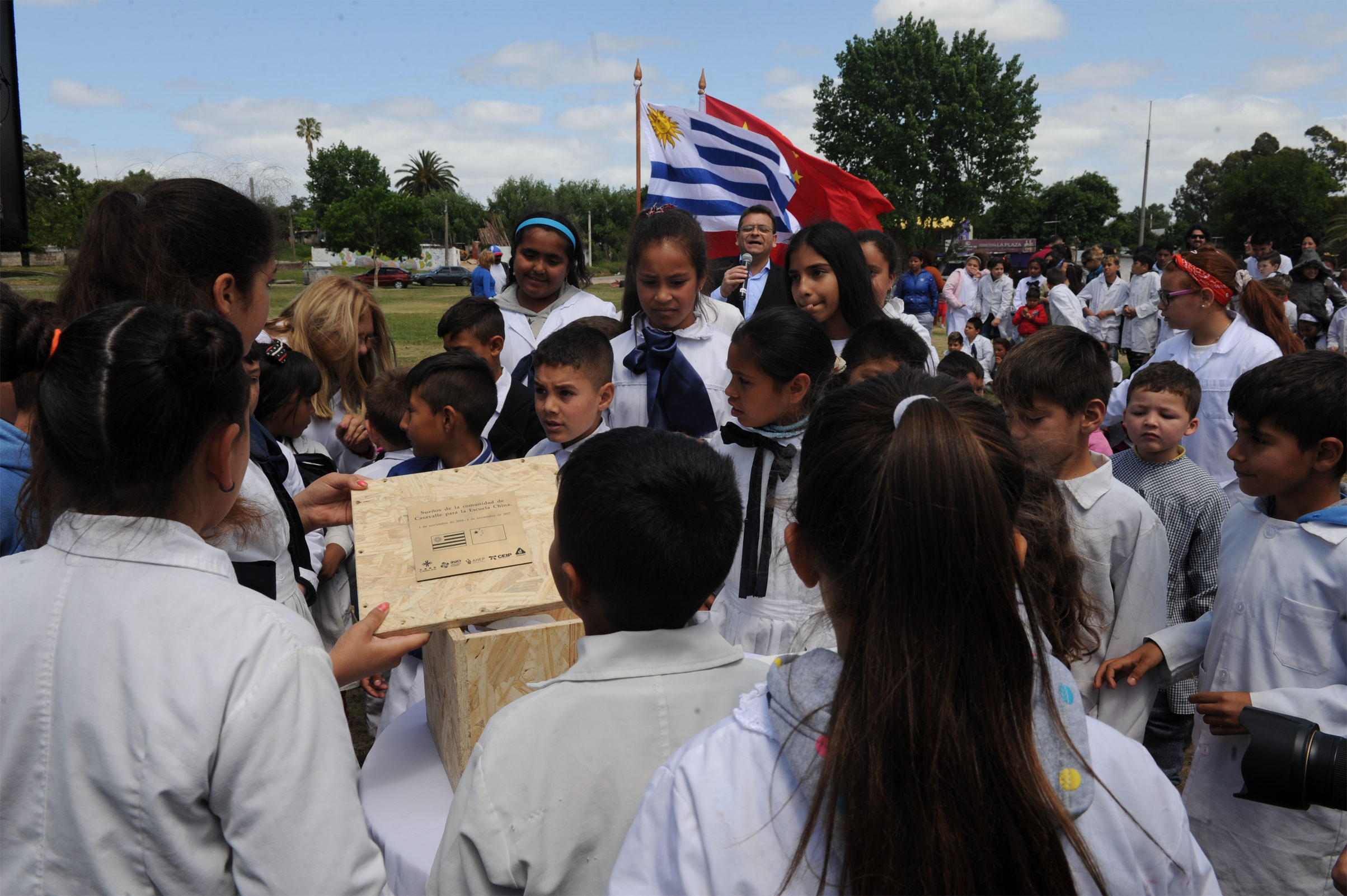 Acto de colocación de piedra fundamental de inicio de obras de nuevo local de escuela de tiempo completo en Casavalle