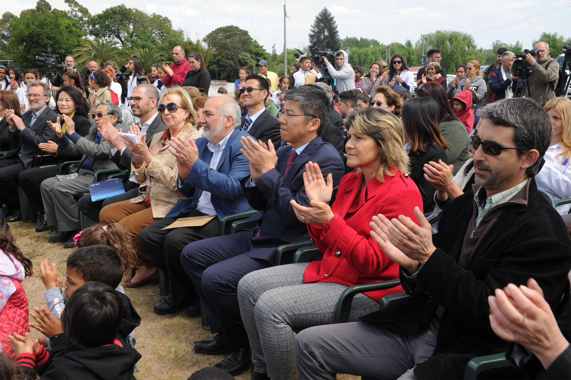 Acto de colocación de piedra fundamental de inicio de obras de nuevo local de escuela de tiempo completo en Casavalle