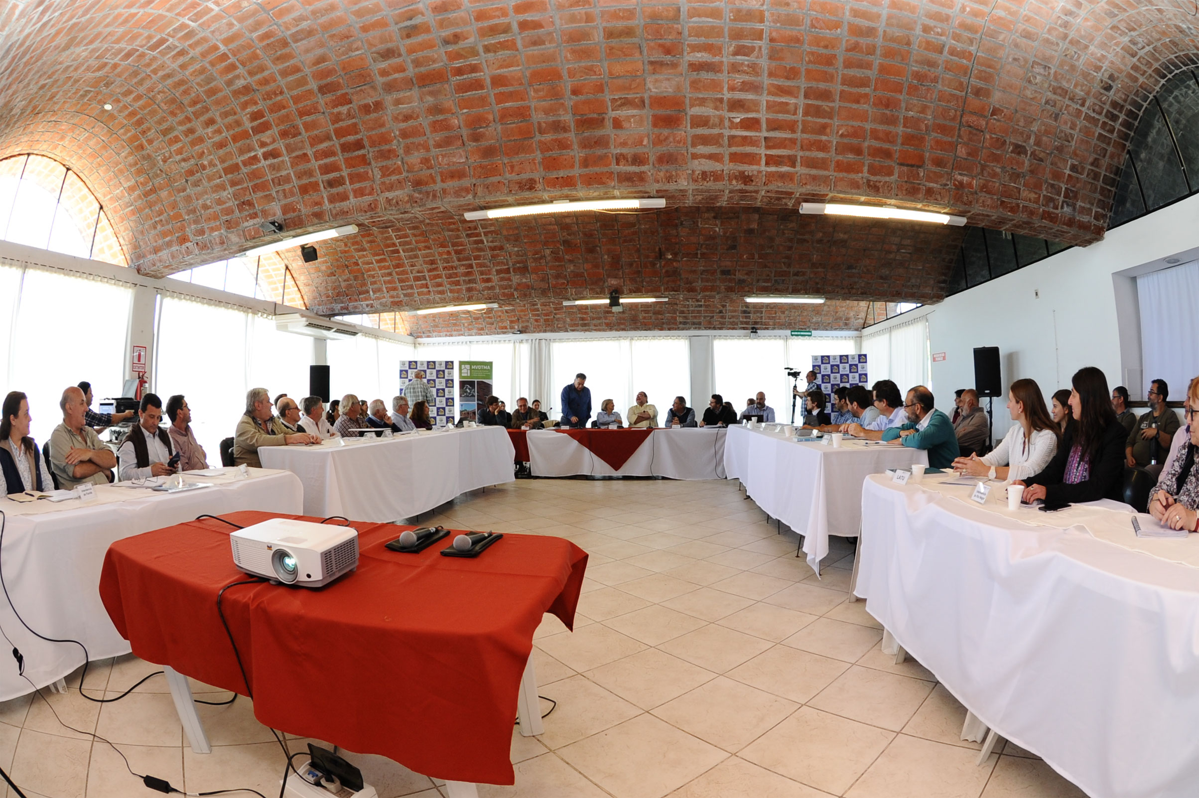 Eneida de León y autoridades del Ministerio de Vivienda en Paso de los Toros, Tacuarembó