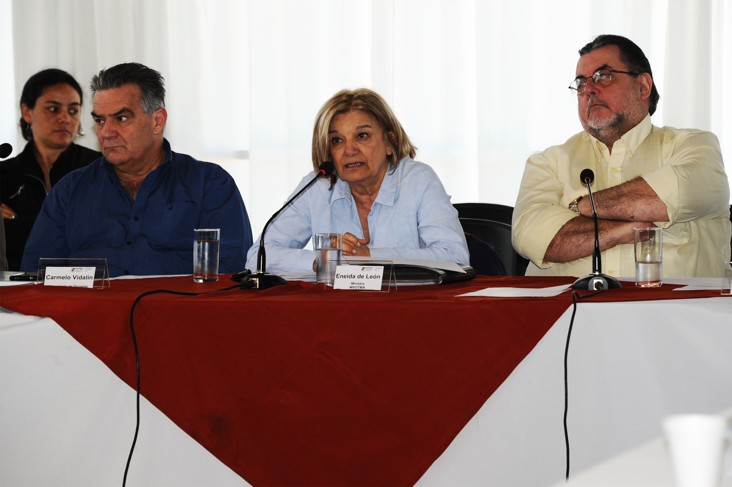 Eneida de León y autoridades del Ministerio de Vivienda en Paso de los Toros, Tacuarembó