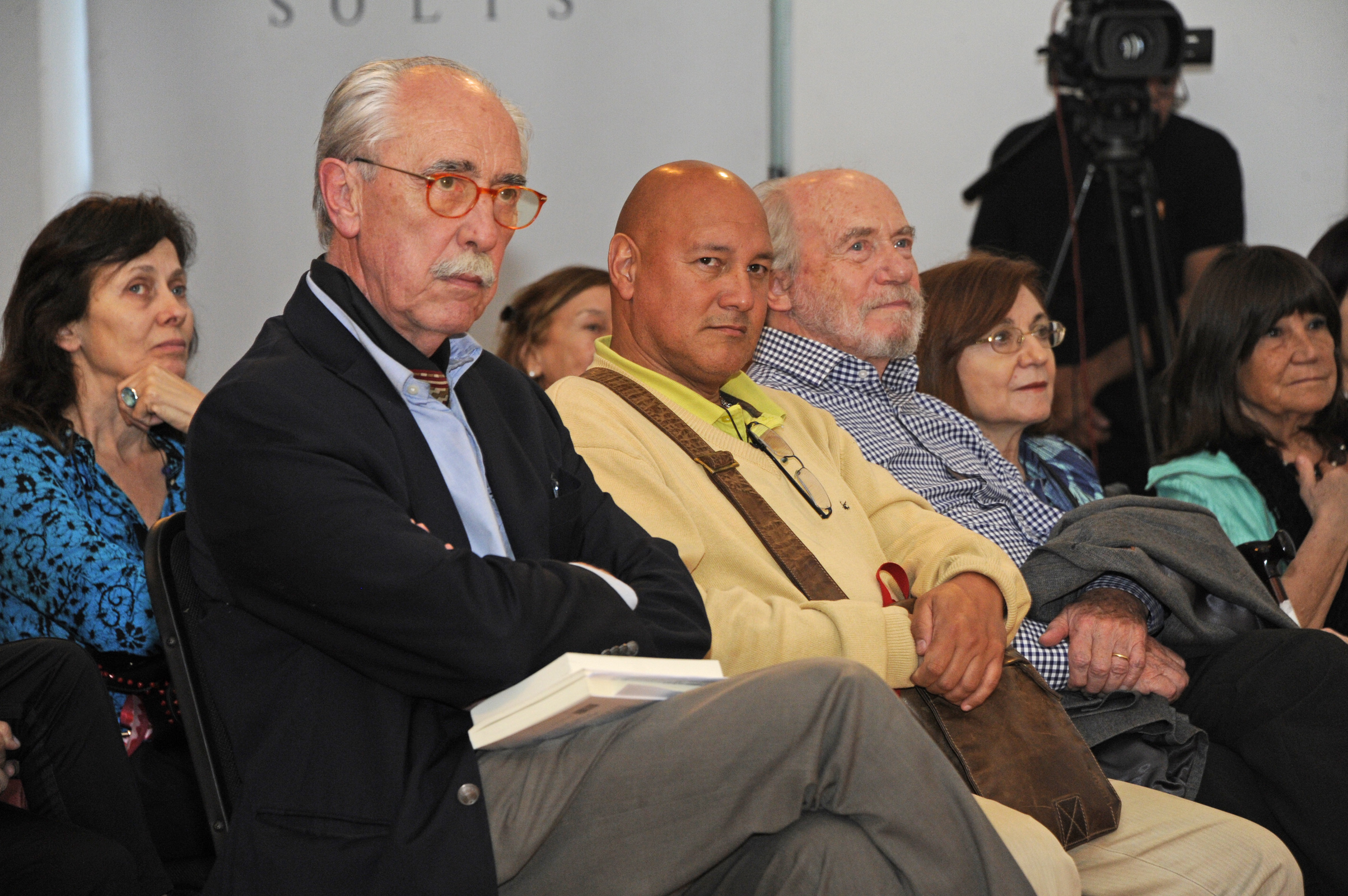 Autoridades y público asistente a la conferencia