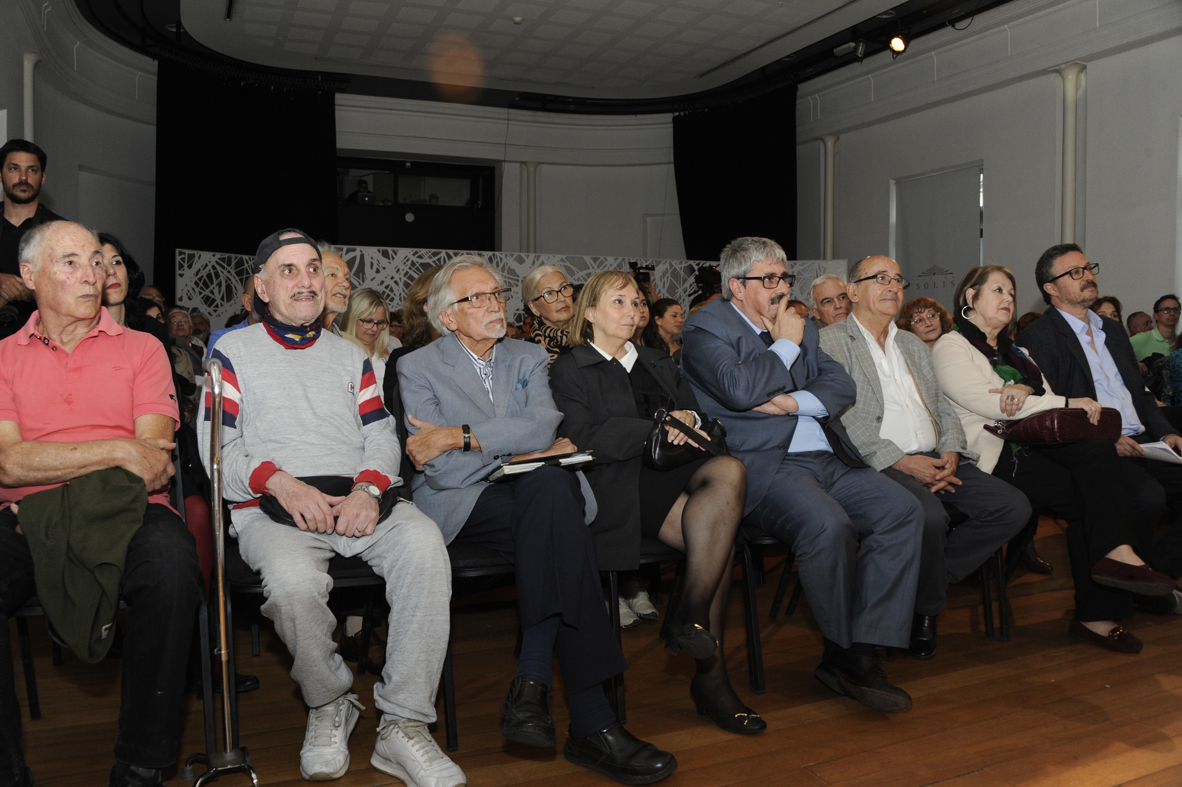 Autoridades y público asistente a la conferencia