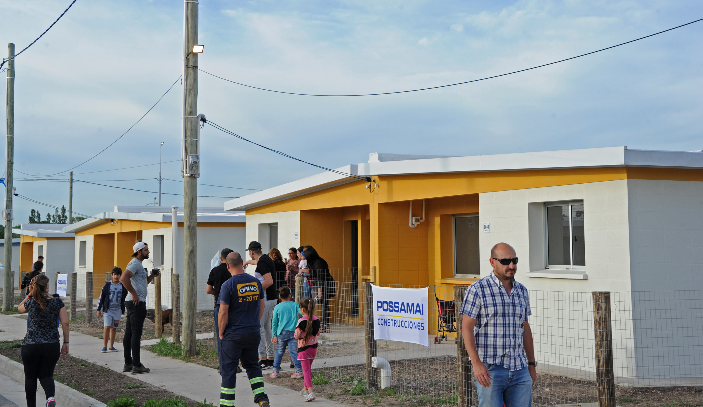 Vecinos beneficiarios de viviendas del asentamiento Mailhos en Montevideo