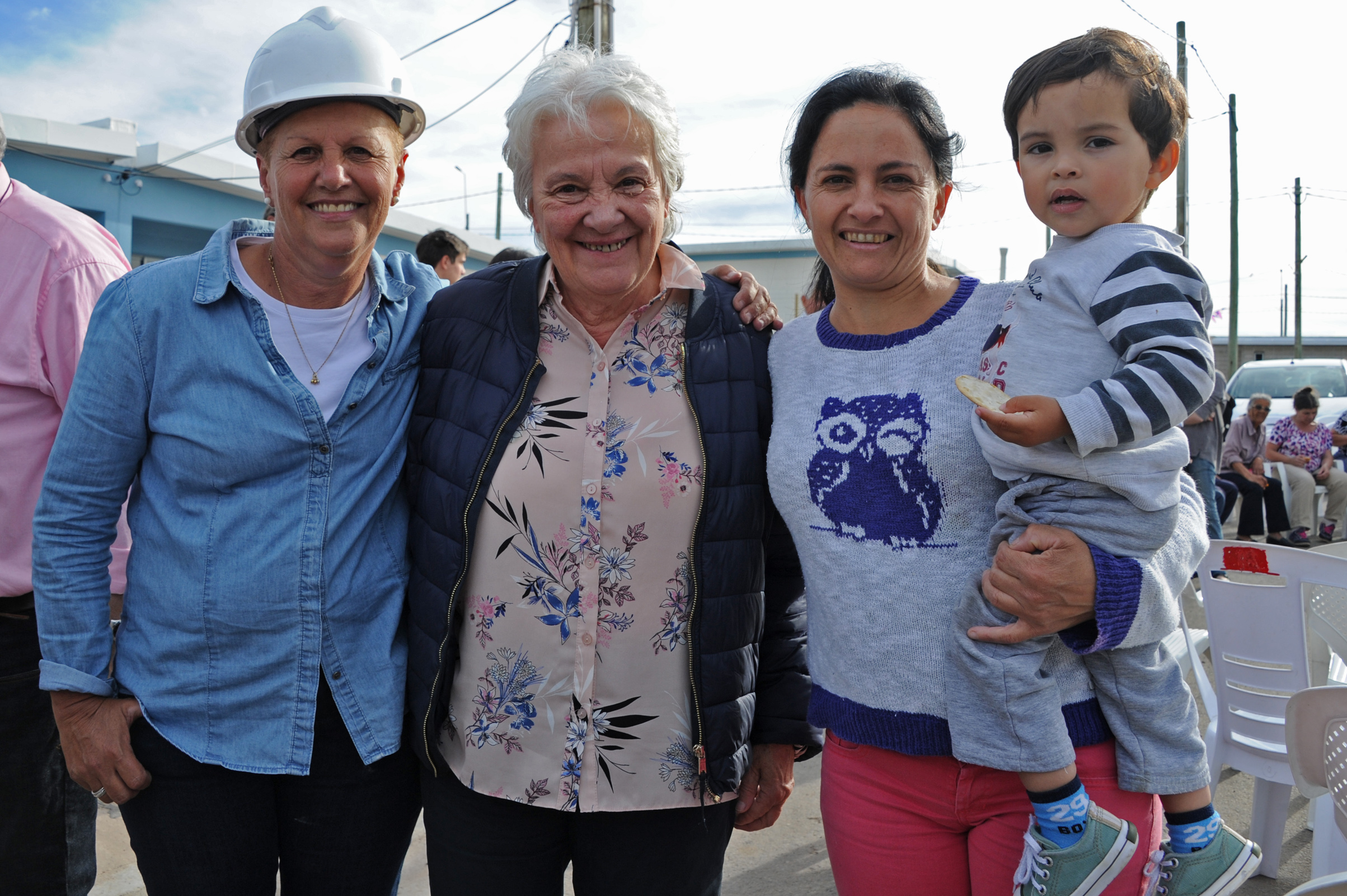 Vicepresidenta Lucía Topolansky con beneficiarios de viviendas