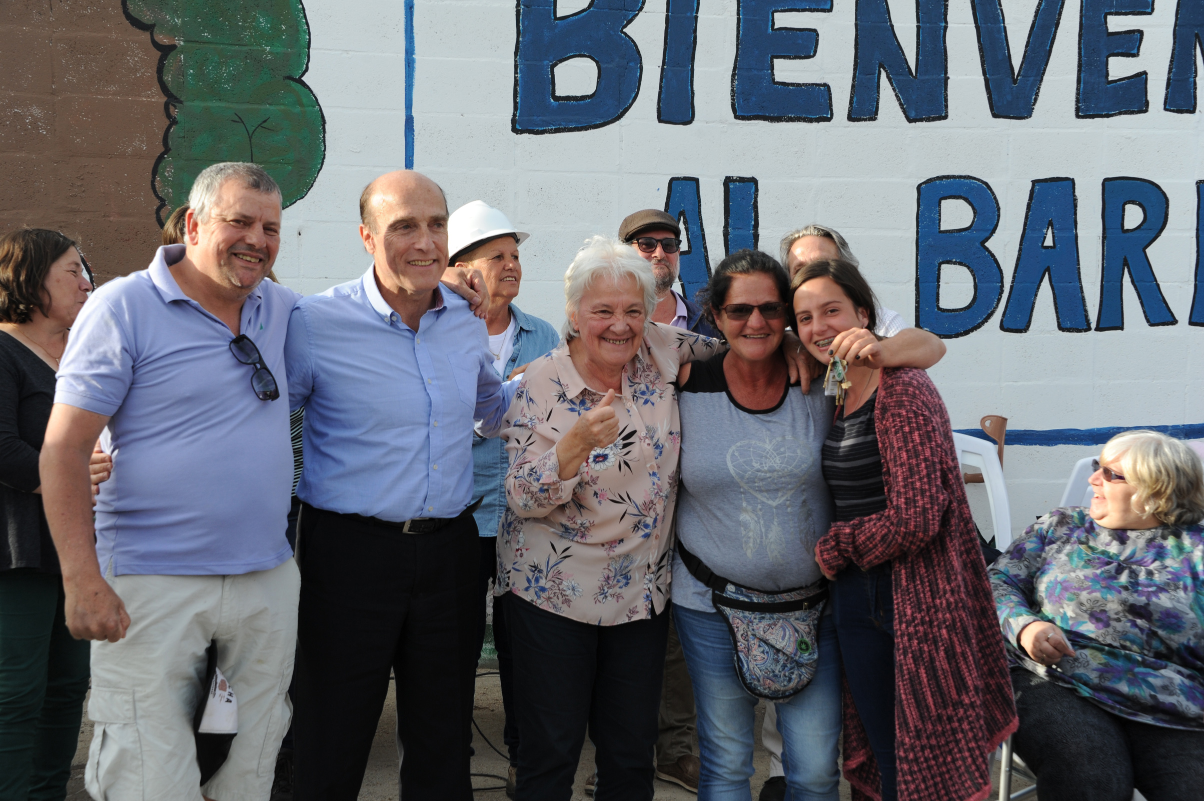 Vicepresidenta Lucía Topolansky e intedente Daniel Martínez con beneficiarios de viviendas
