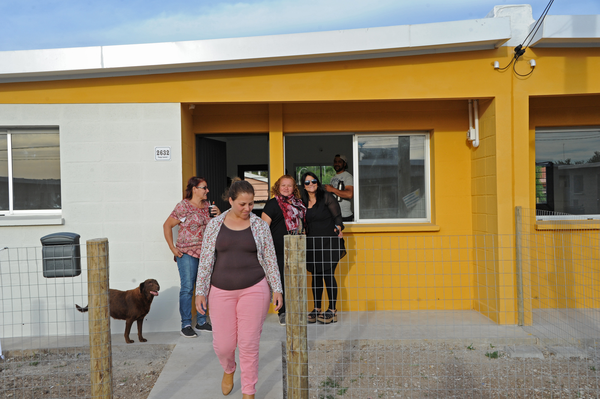 Vecinos beneficiarios de viviendas del asentamiento Mailhos en Montevideo