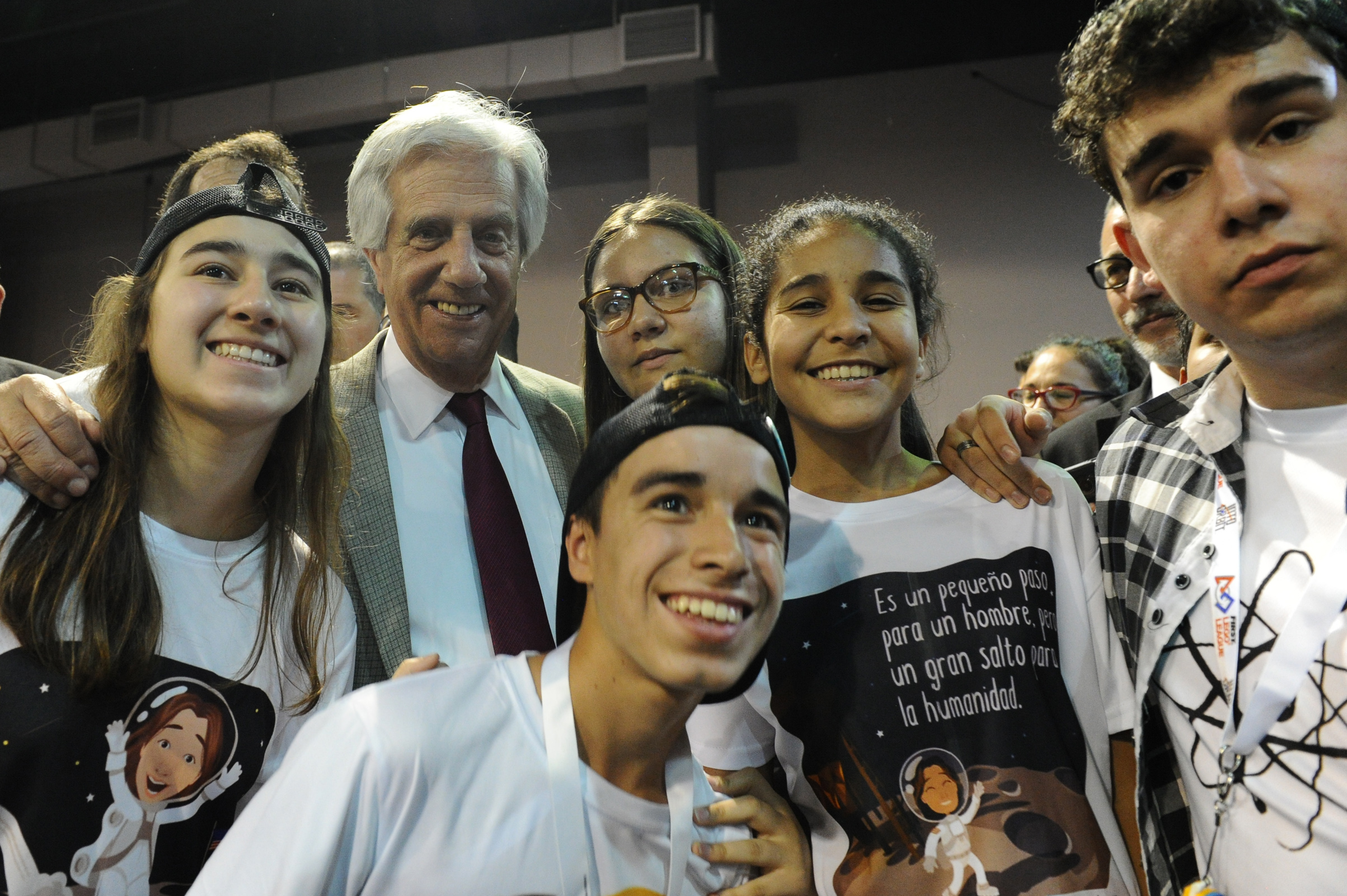 Tabaré Vázquez junto a participantes de la Olimpíada de Robótica