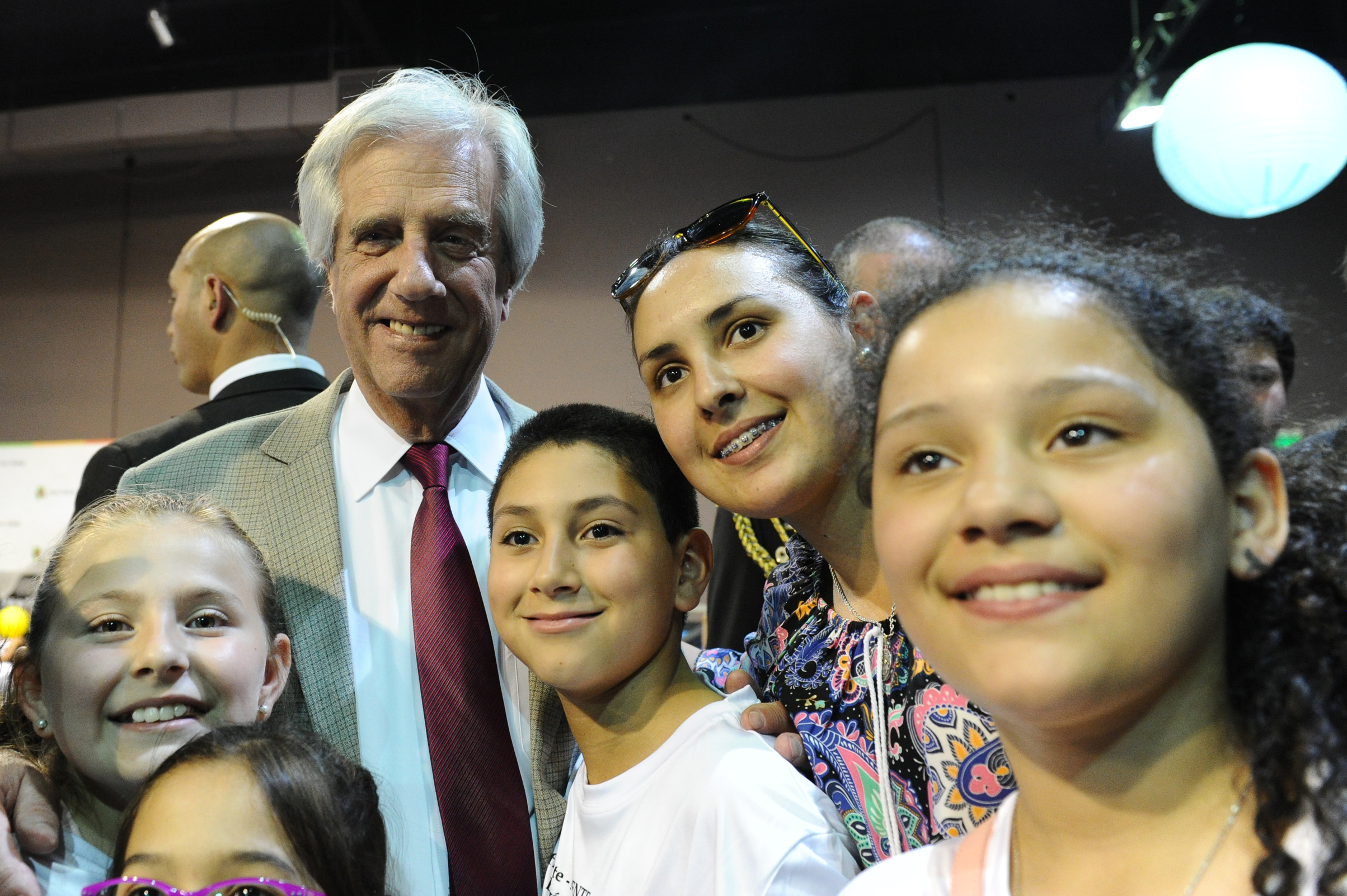 Tabaré Vázquez junto a participantes de la Olimpíada de Robótica