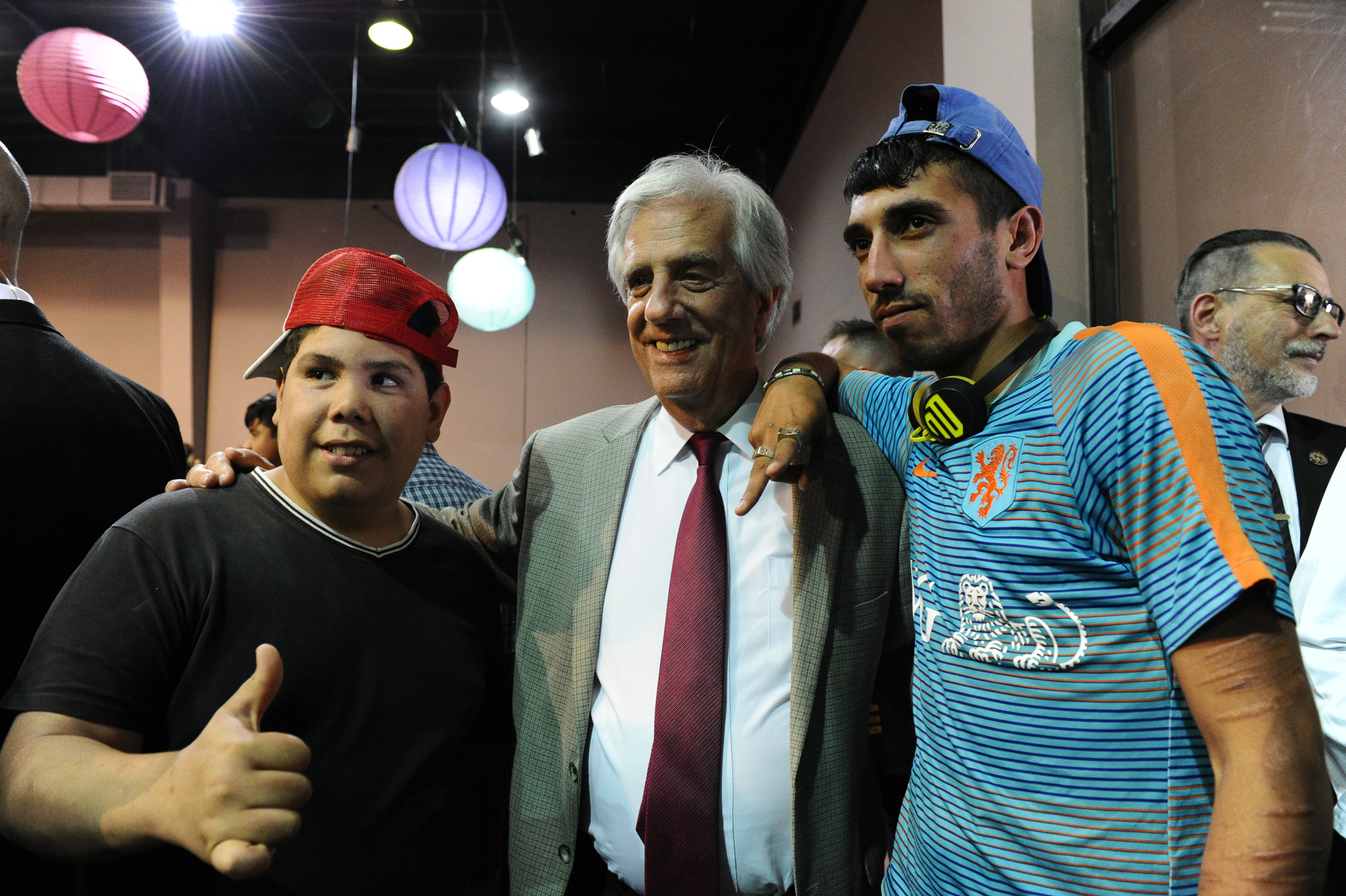 Tabaré Vázquez junto a participantes de la Olimpíada de Robótica