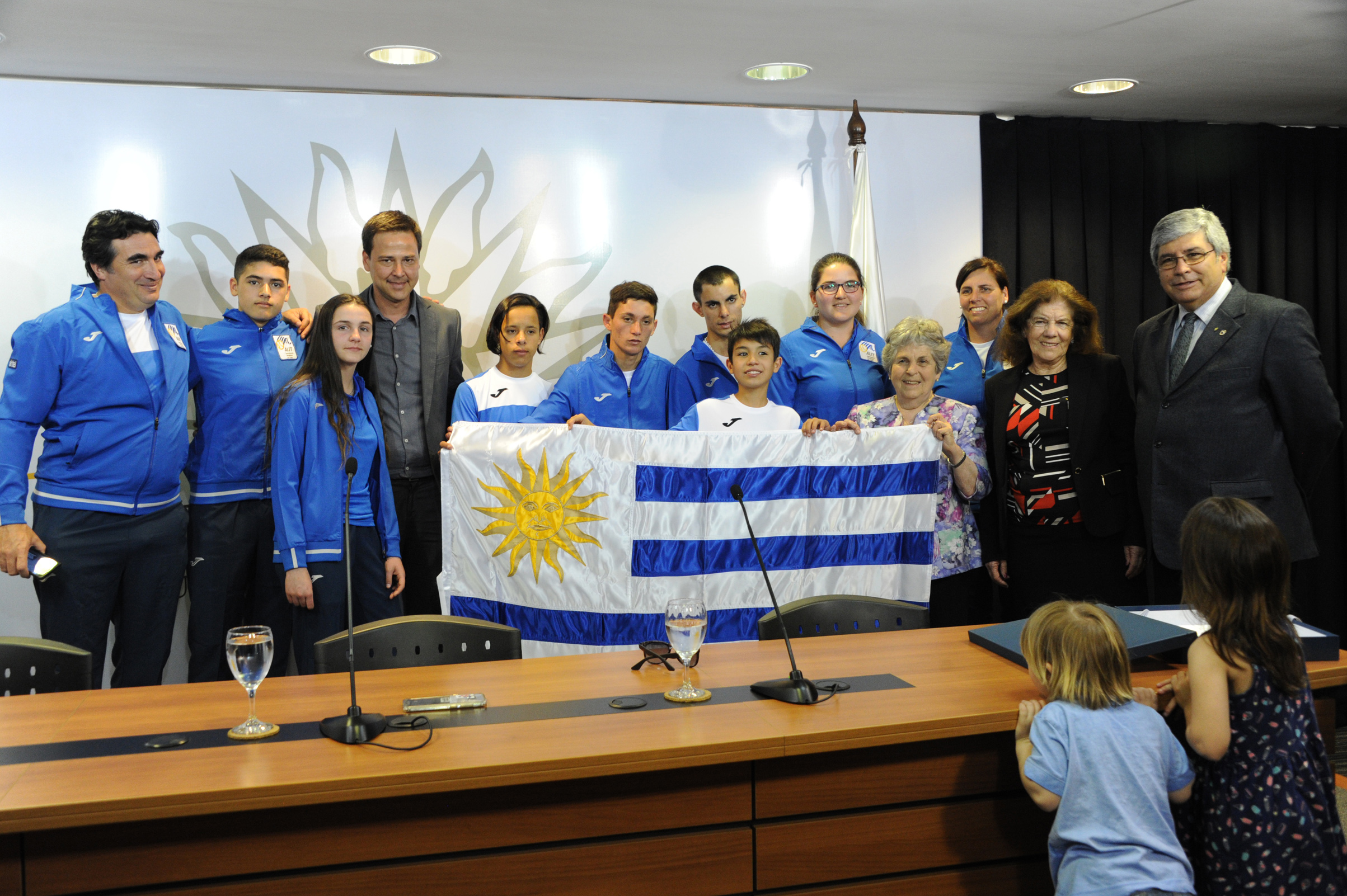 María Auxiliadora Delgado y Pablo Hernández, junto a deportistas que participarán del Mundial de Tenis de Olimpíadas Especiales en Santo Domingo