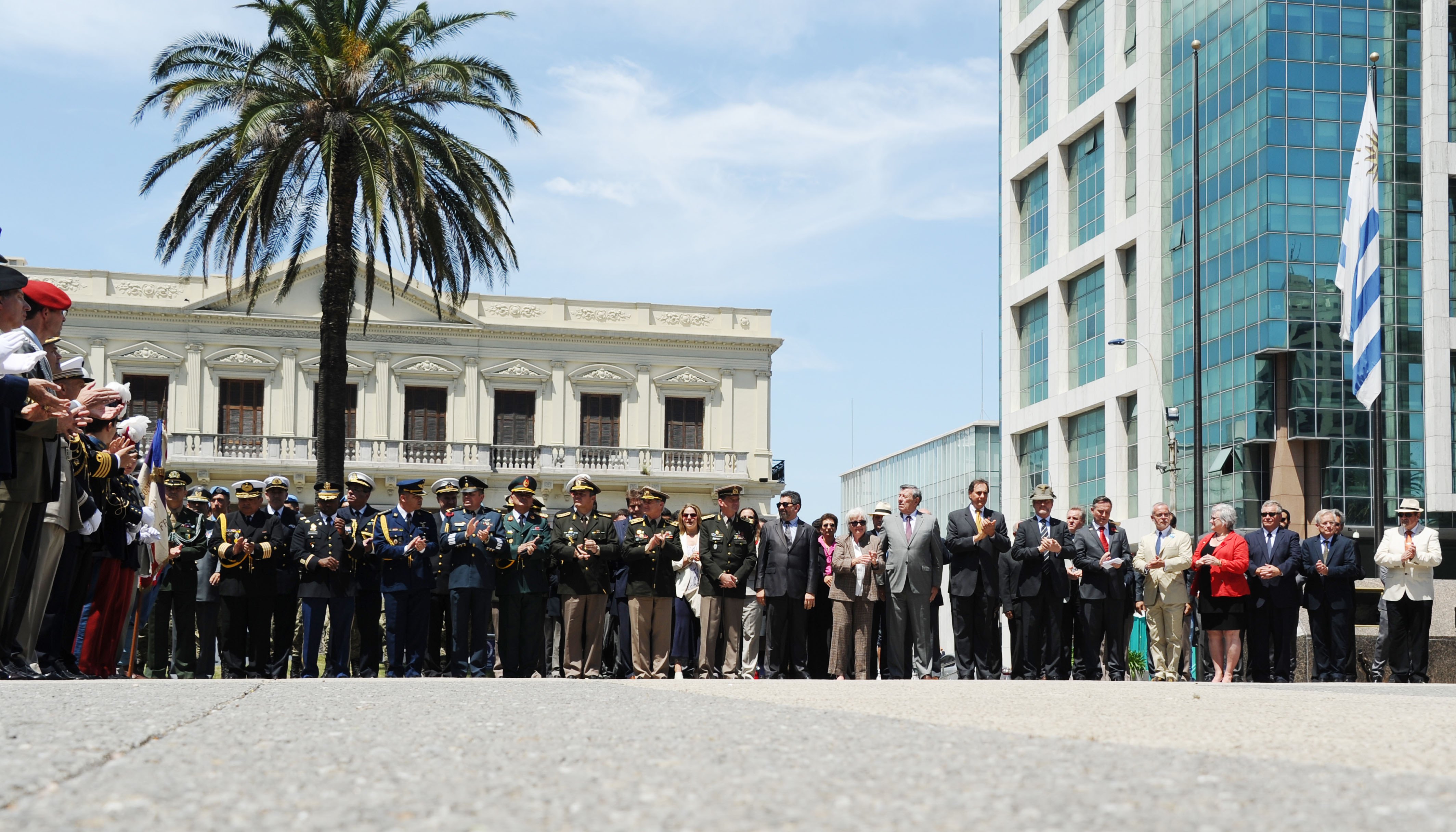 Lucía Topolansky, Rodolfo Nin Novoa y autoridades nacionales en la plaza Independencia