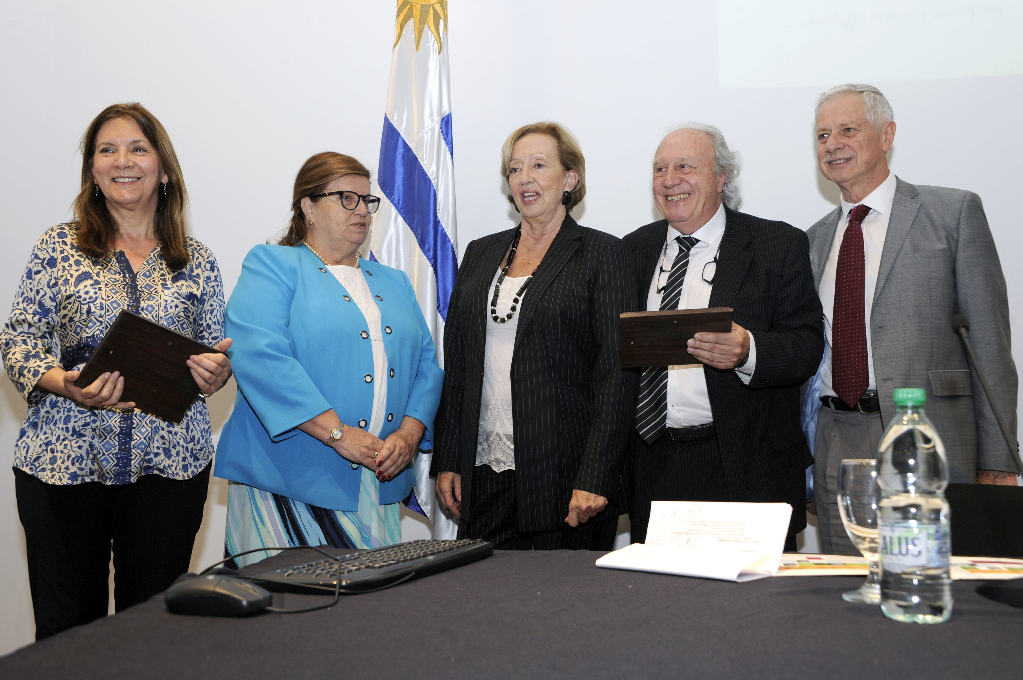 Autoridades en 30.º aniversario de la Comisión Honoraria de Lucha contra el Cáncer