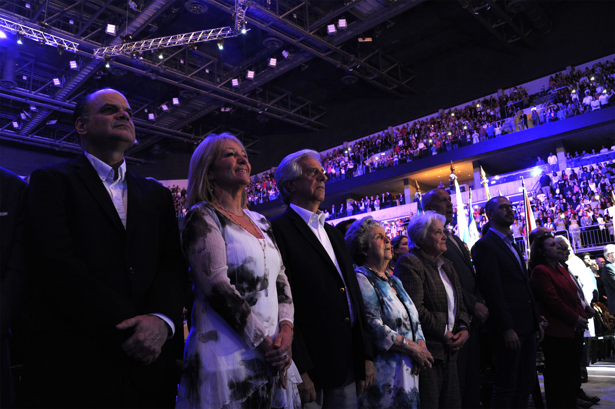 Autoridades y público asistente, interpretando las estrofas del Himno Nacional
