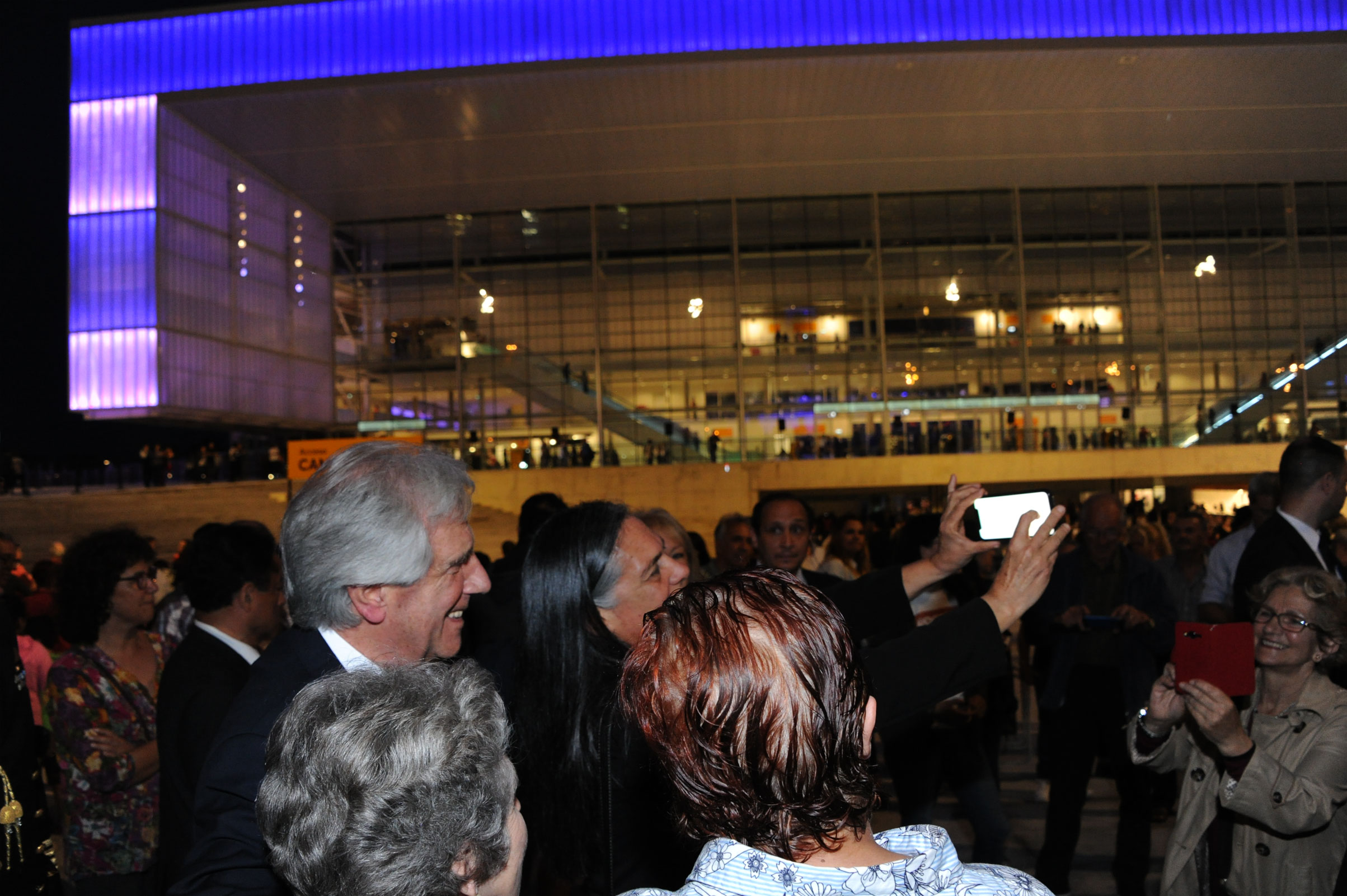 Presidente Tabaré Vázquez junto a público asistente a la inauguración de Antel Arena