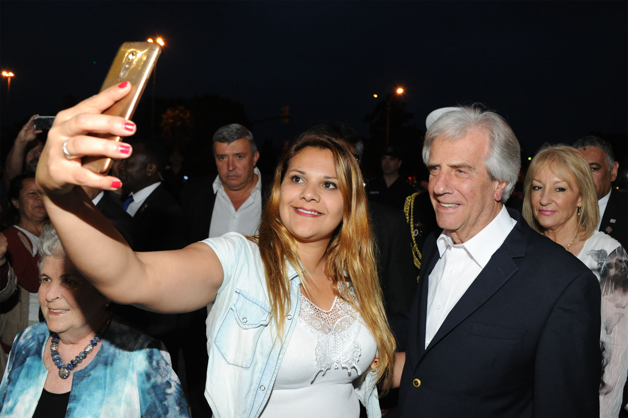 Presidente Tabaré Vázquez junto a público asistente a la inauguración de Antel Arena