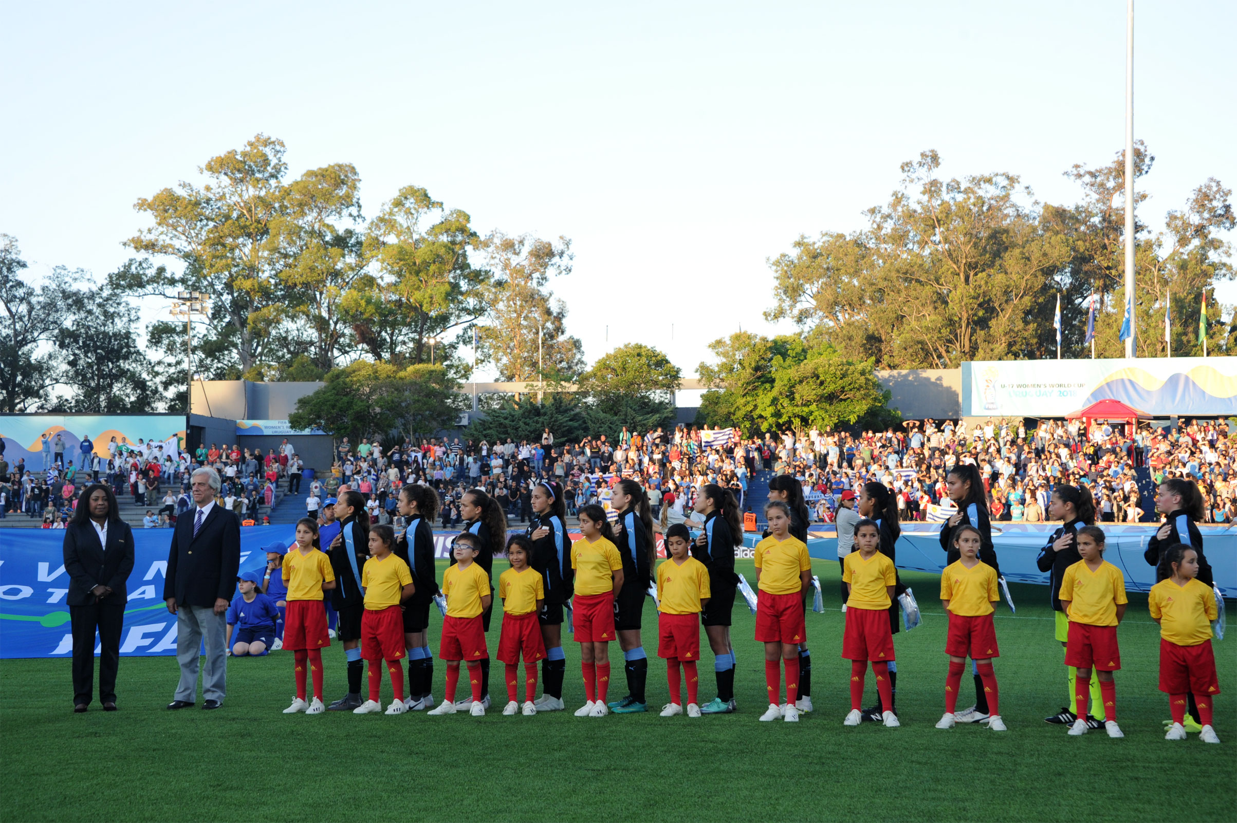 Presidente Tabaré Vázquez encabezó apertura del Mundial de Fútbol Femenino sub-17 en el estadio Charrúa, Montevideo