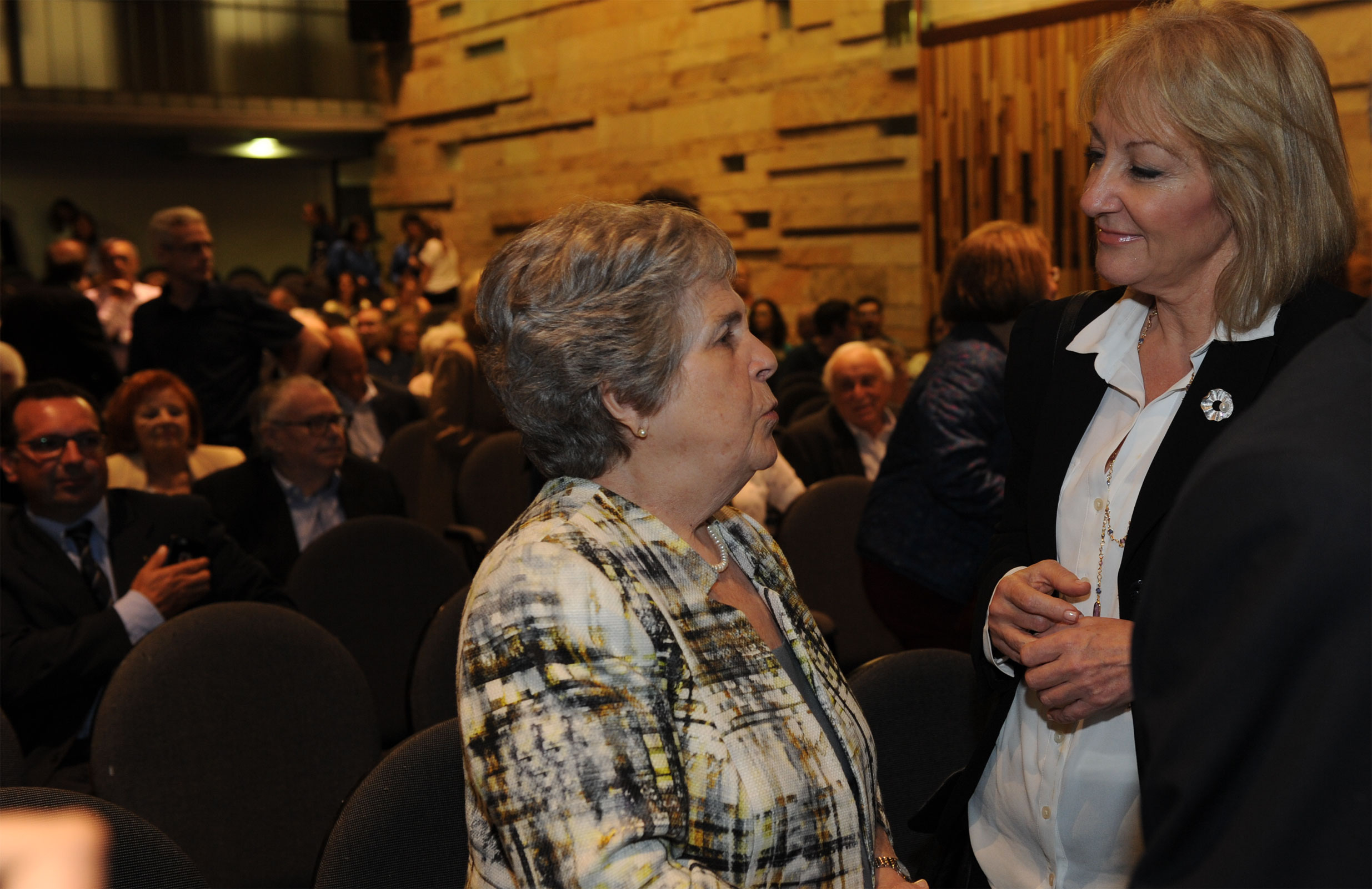 María Auxiliadora Delgado junto a ministra Carolina Cosse