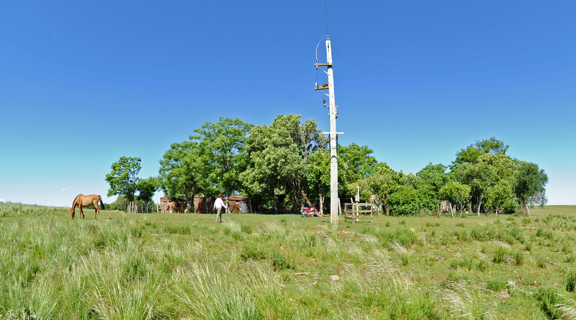 Electrificación rural llega al interior profundo, en este caso mejora calidad de vida a vecinos de Corral de Piedras en Salto