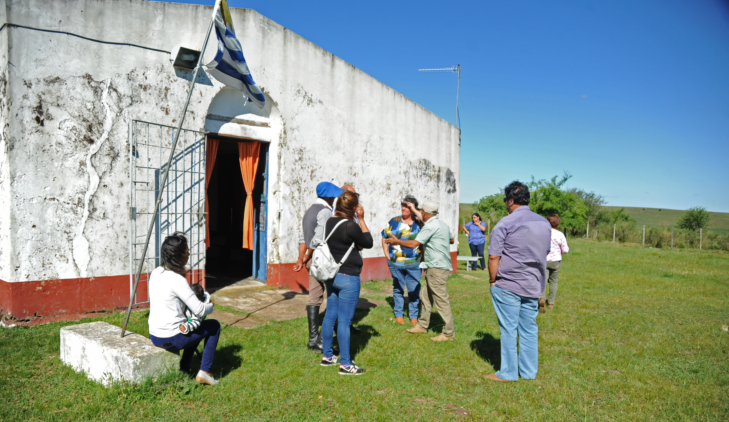 Electrificación rural llega al interior profundo, en este caso mejora calidad de vida a vecinos de Corral de Piedras en Salto