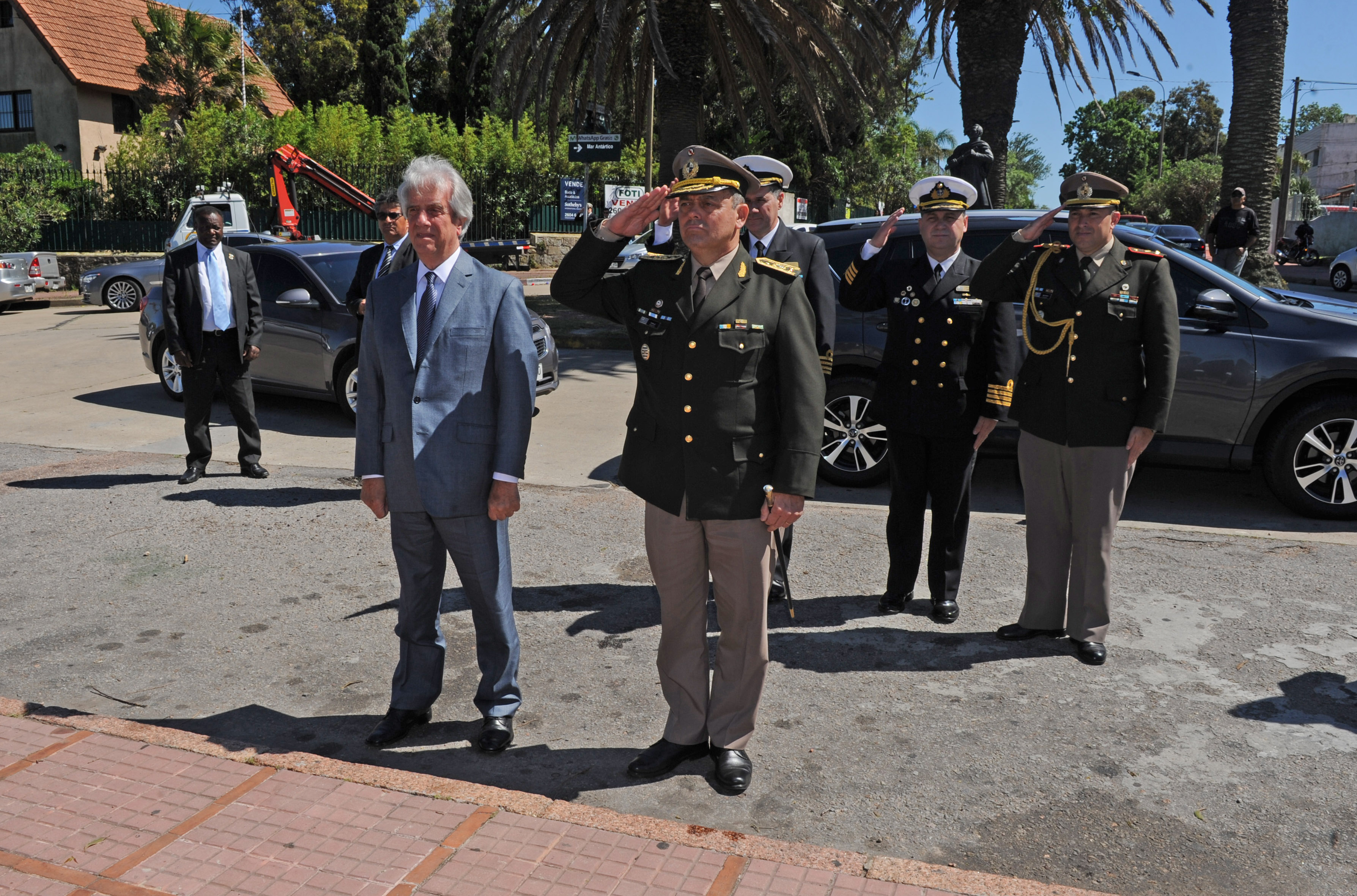 Llegada de Vázquez al acto en conmemoración de los 201 años de creación de la Armada