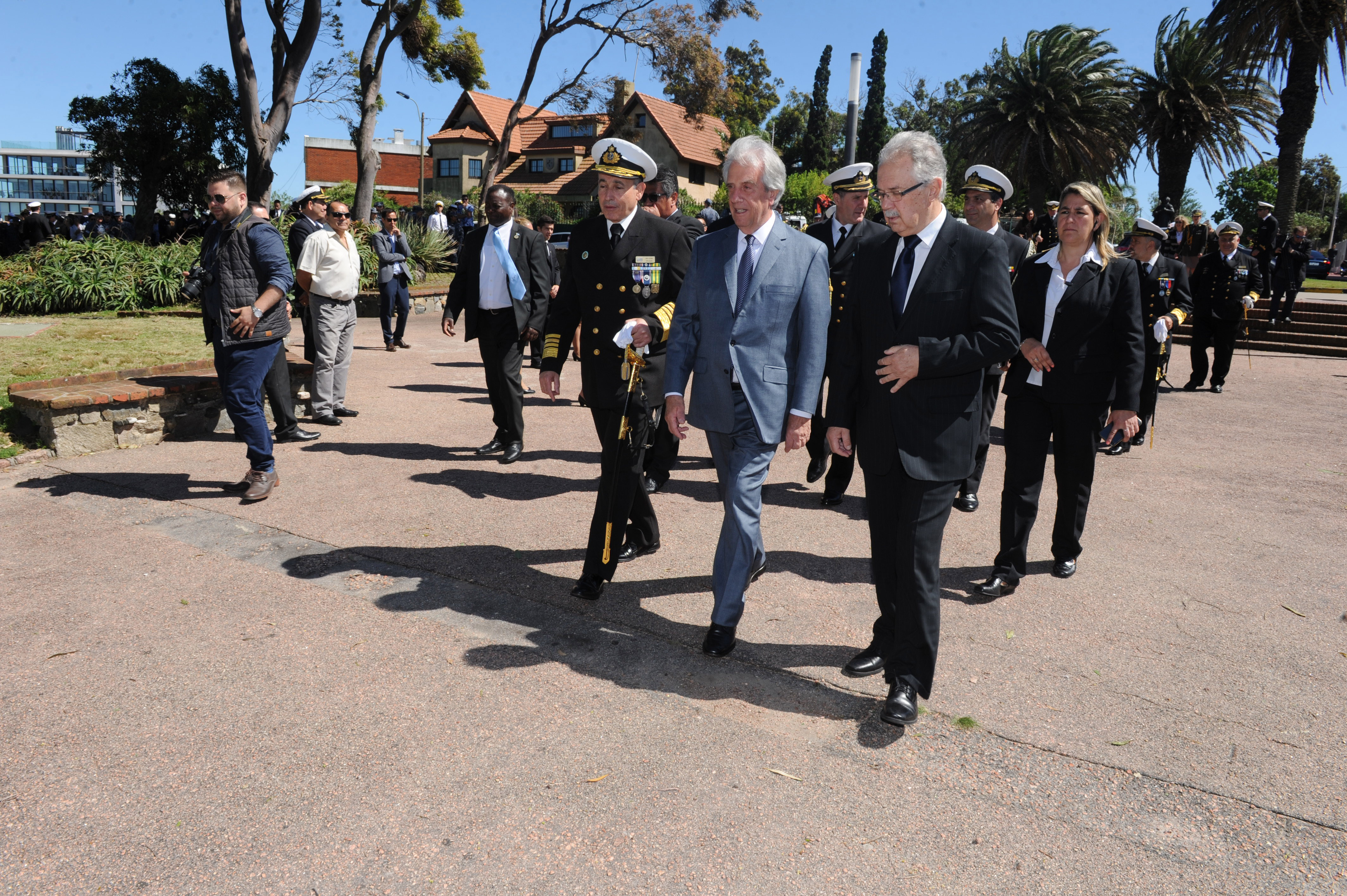 El presidente Tabaré Vázquez y el ministro Jorge Menéndez en el aniversario de la Armada