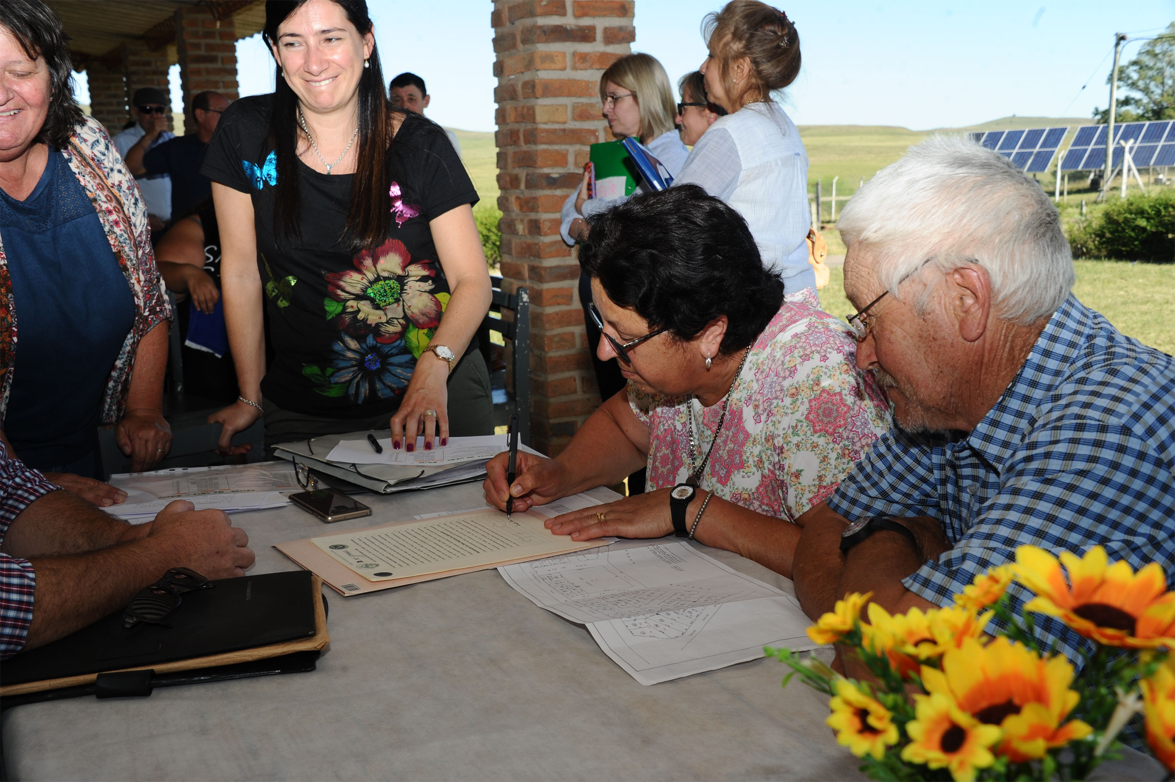Firma de escrituras de viviendas de Mevir, pertenecientes a vecinos de la localidad de Cerros de Vera, Salto
