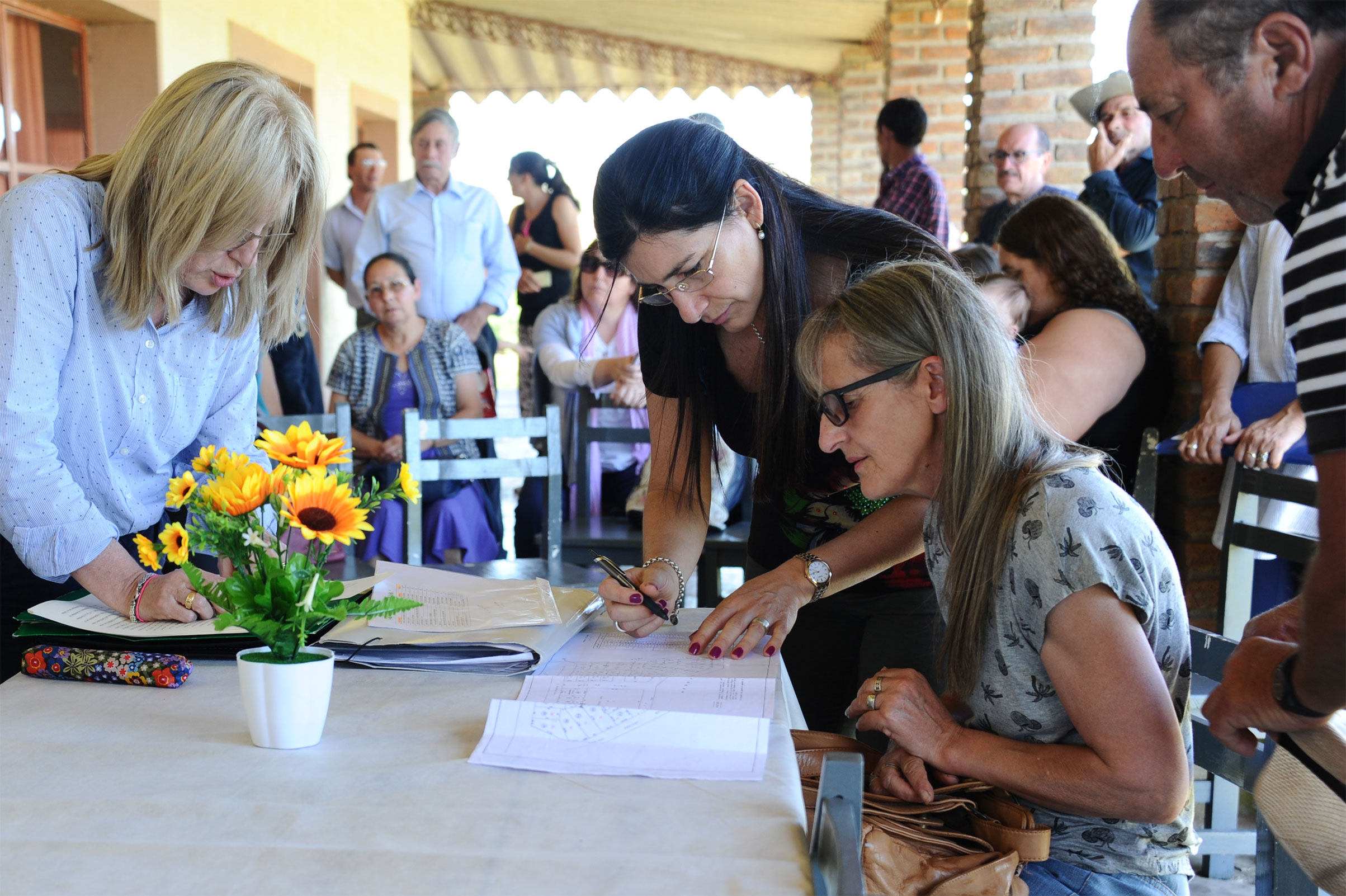 Firma de escrituras de viviendas de Mevir, pertenecientes a vecinos de la localidad de Cerros de Vera, Salto