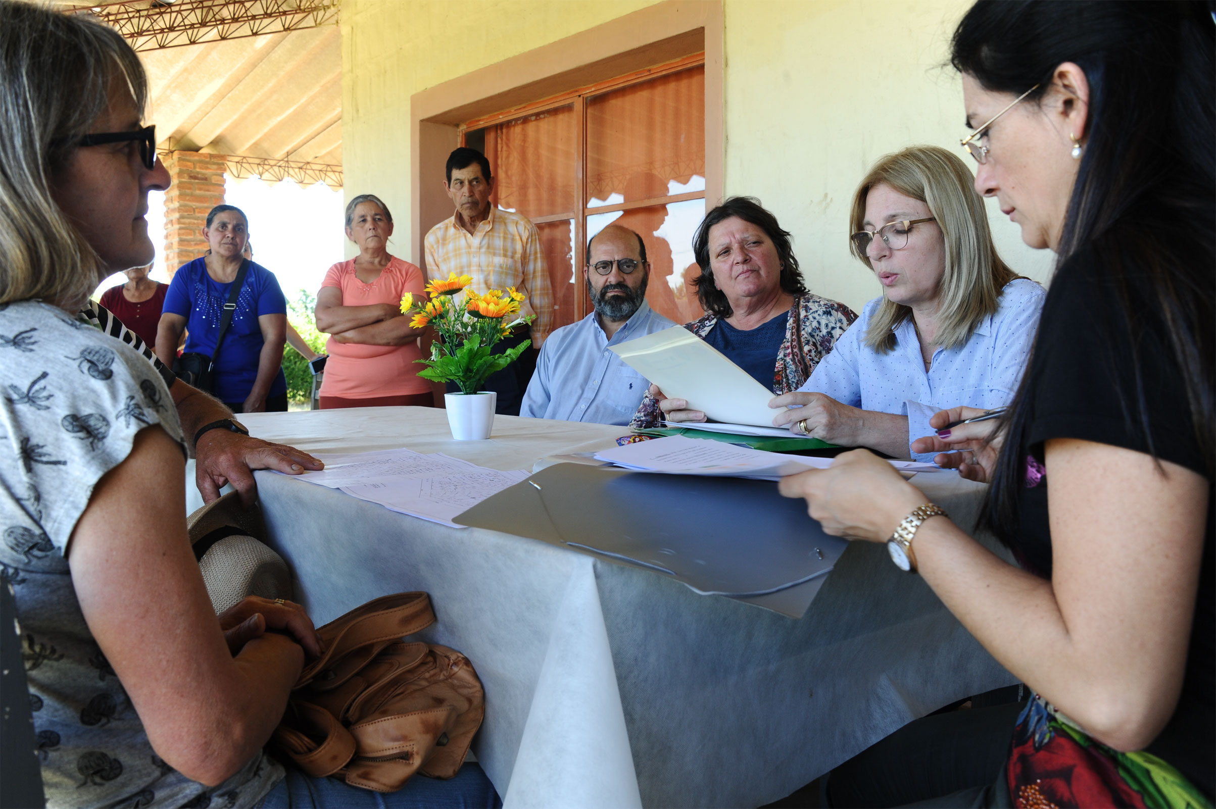Firma de escrituras de viviendas de Mevir, pertenecientes a vecinos de la localidad de Cerros de Vera, Salto